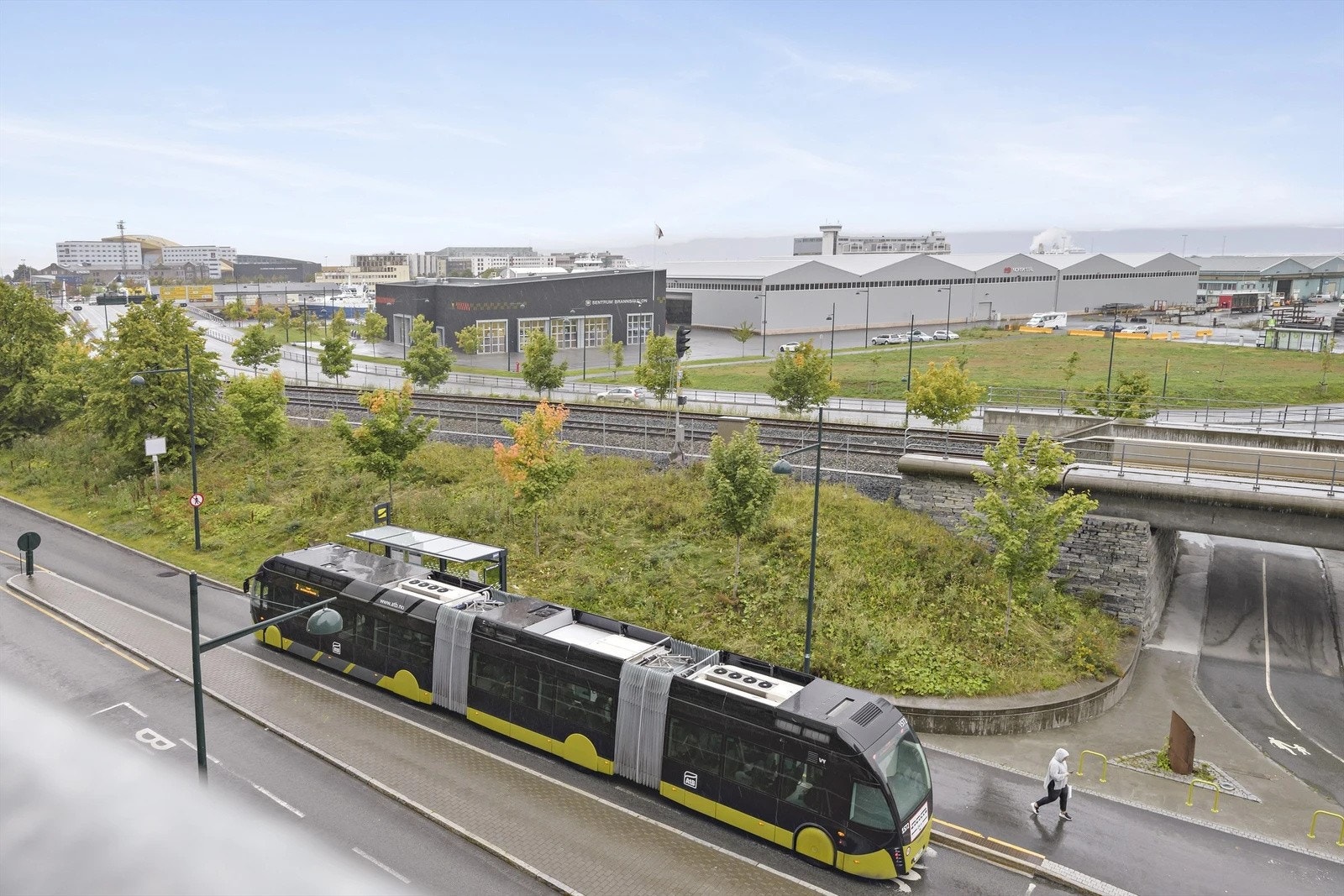 Her har man en utmerket beliggenhet med kort vei til både kollektivtransport, dagligvare og treningssentre. Galleribilde