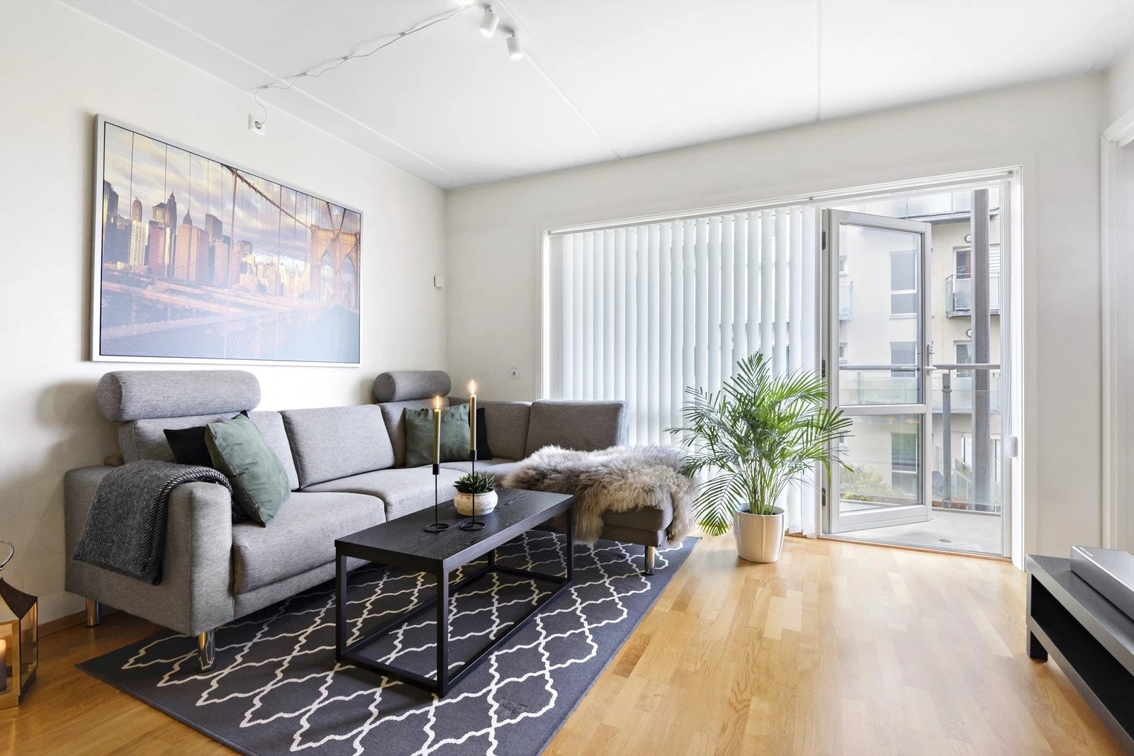 En pen og moderne 2-romsleilighet fra 2007 på 42 m² med ettertraktet beliggenhet på Solsiden. Galleribilde