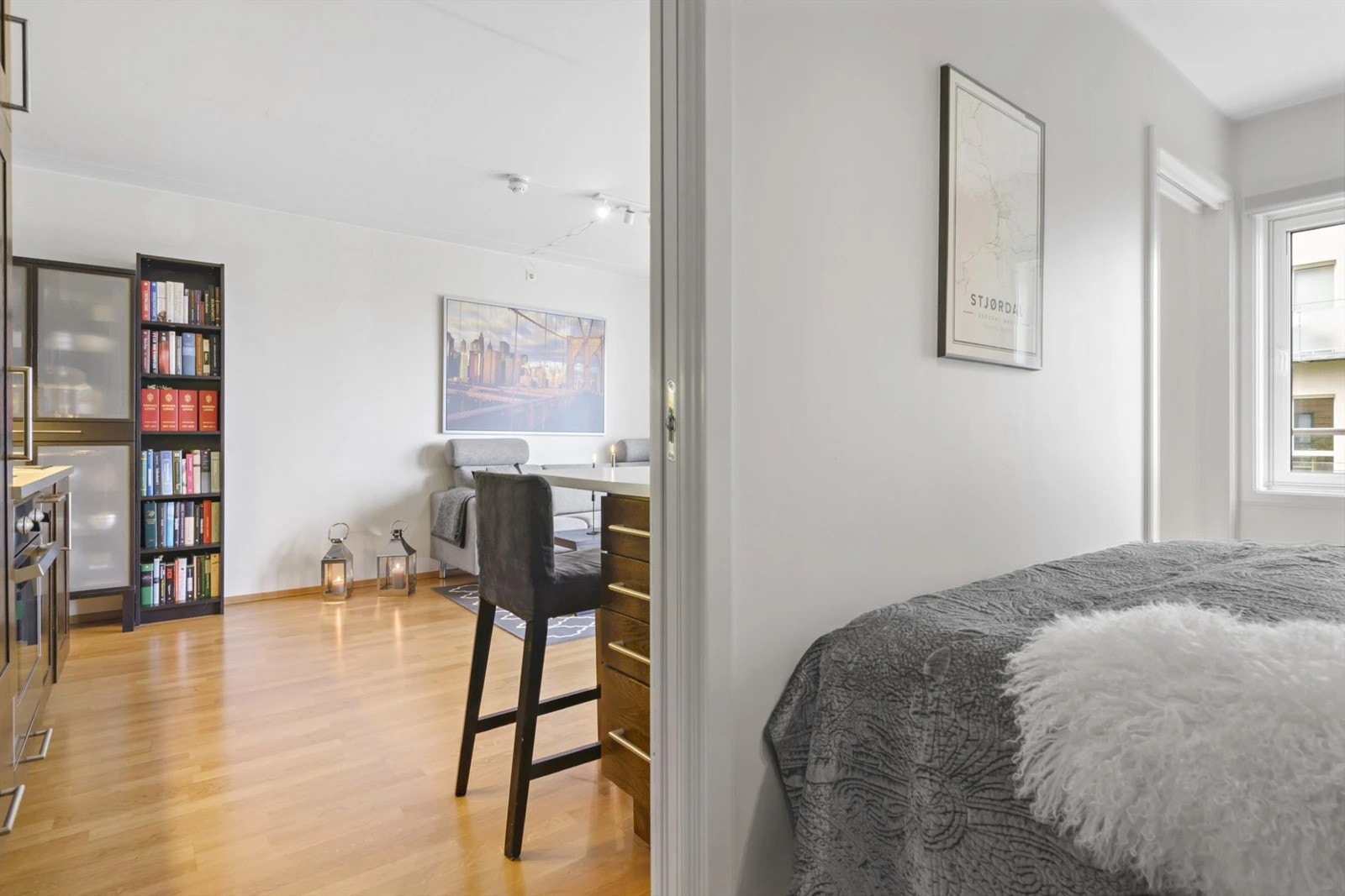 Fra stuen er det to innganger til soverommet. Galleribilde