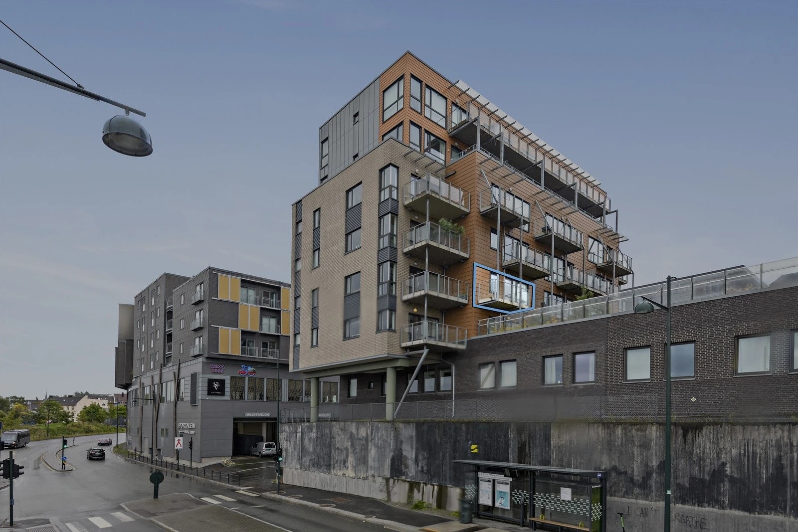Leiligheten ligger fint til på Solsiden rett ved Portalen hvor du bl.a. finner Rema 1000 og treningssenter. Galleribilde