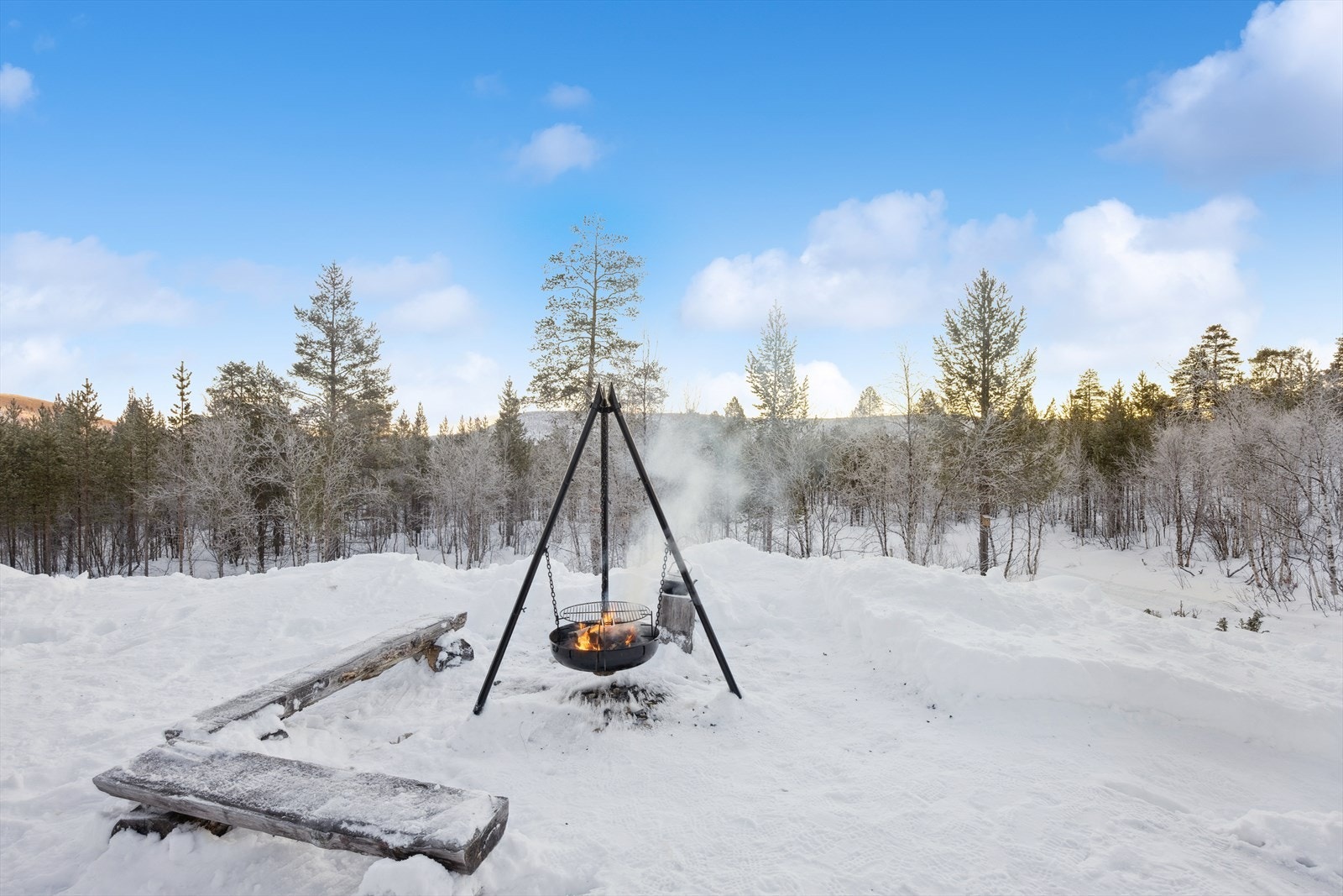 Rett utenfor døren finner du flotte muligheter for utendørsaktiviteter som scooterturer, fotturer, fiske, jakt, bærplukking og skigåing. Galleribilde