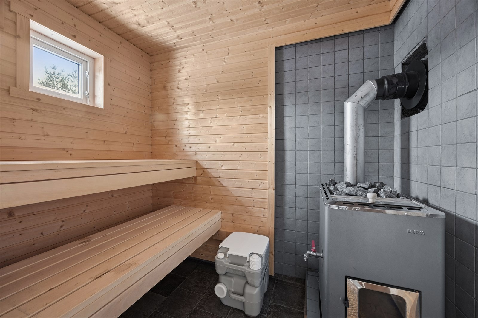 I badstuen kan du slappe av etter å ha tilbrakt timer ute, enten med scooter eller på ski. Badstuen har en vedfyrt badstuovn. Galleribilde