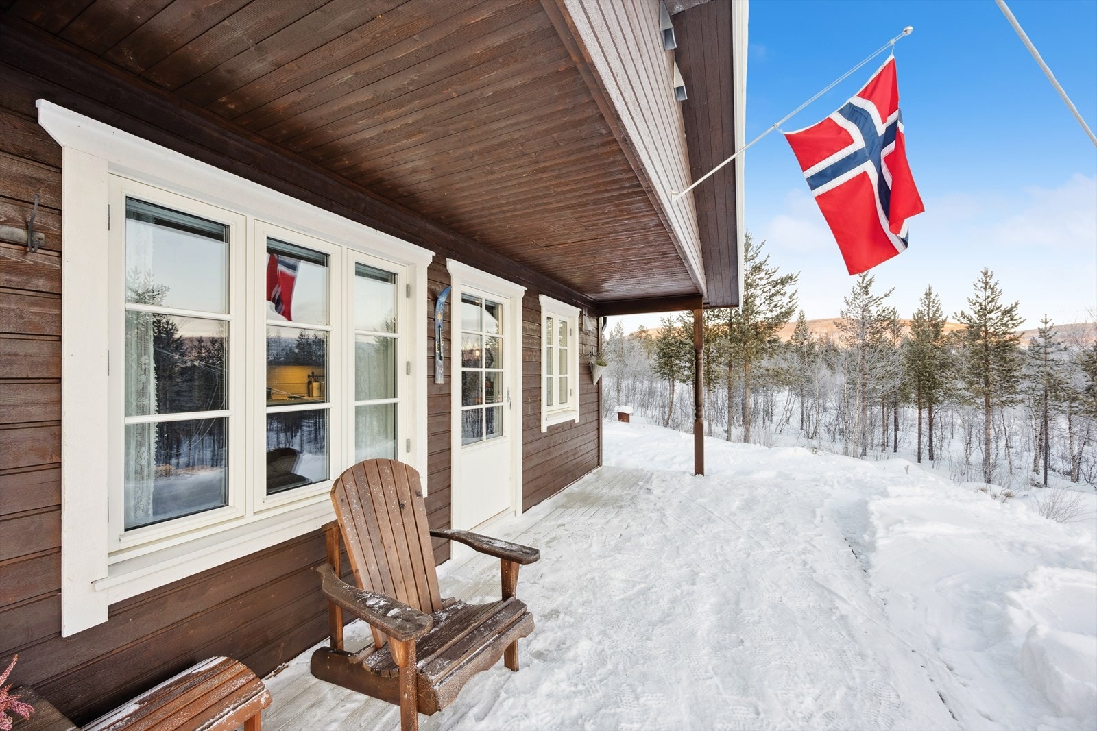 På den delvis overbygde terrasse kan du nyte avslappende timer uansett årstid. Galleribilde