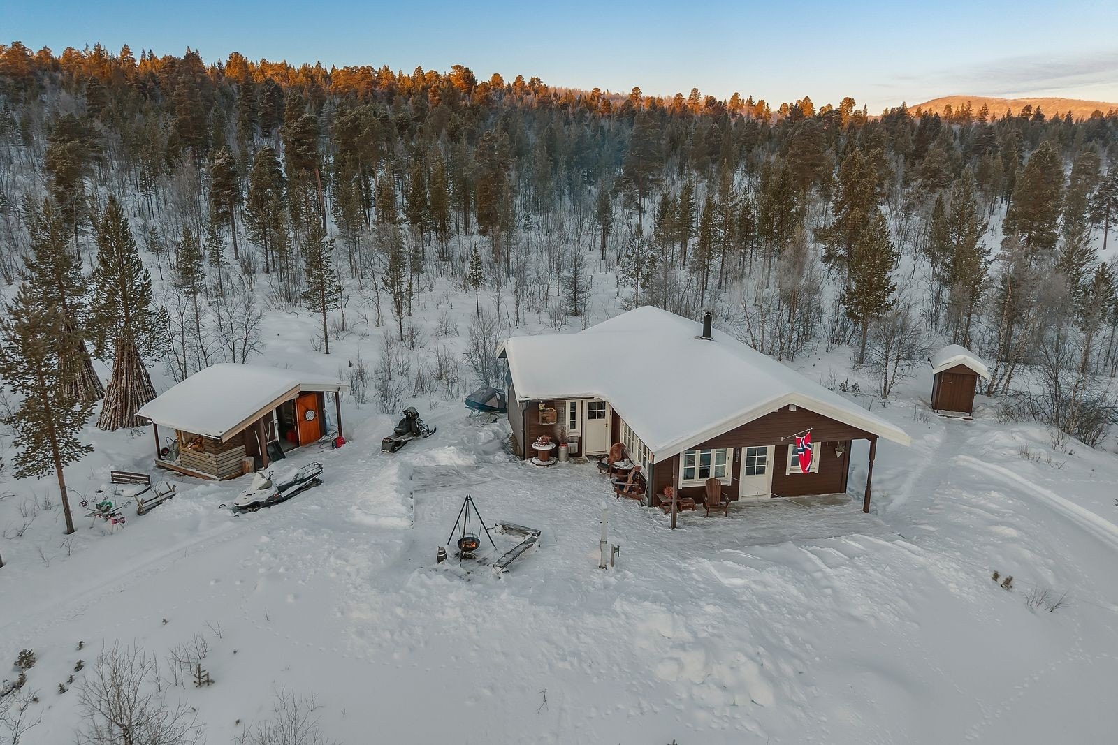 Hytta ligger i et naturskjønt område ca. 750 meter fra en parkeringsplass, på en haug, med utsikt mot sørvest. Galleribilde