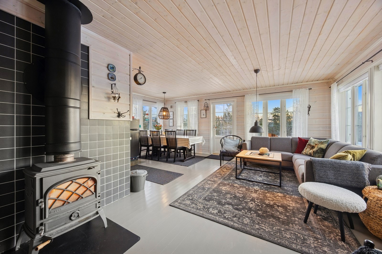 En vedovn er hovedvarmekilde, i tillegg finner du en badstuovn. Galleribilde