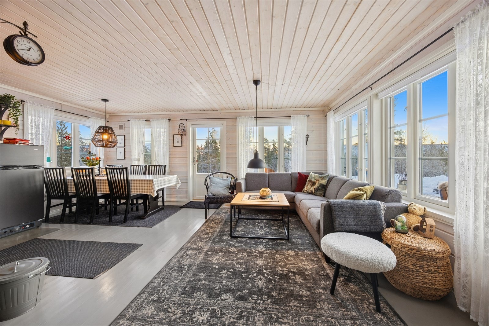 Hytta har en åpen stue- og kjøkkenløsning som gir plass til en komfortabel sofagruppe og spisegruppe. Galleribilde