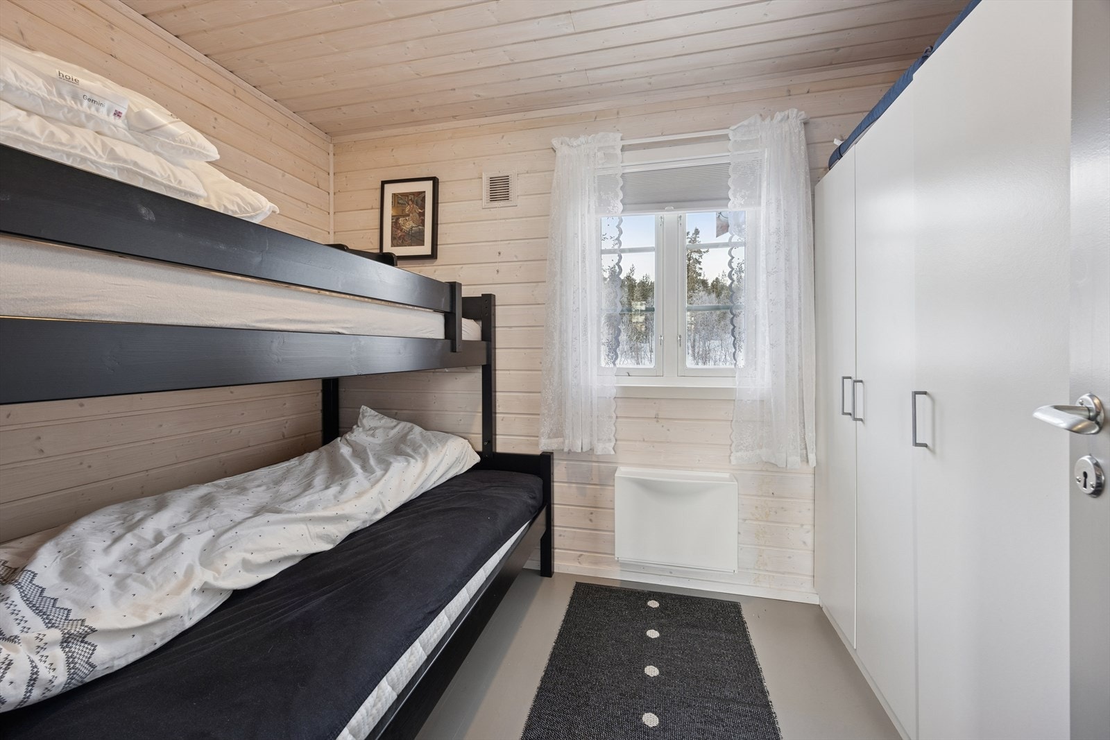 Soverom nr. 1 har god plass til køyeseng og garderobeløsning. Galleribilde