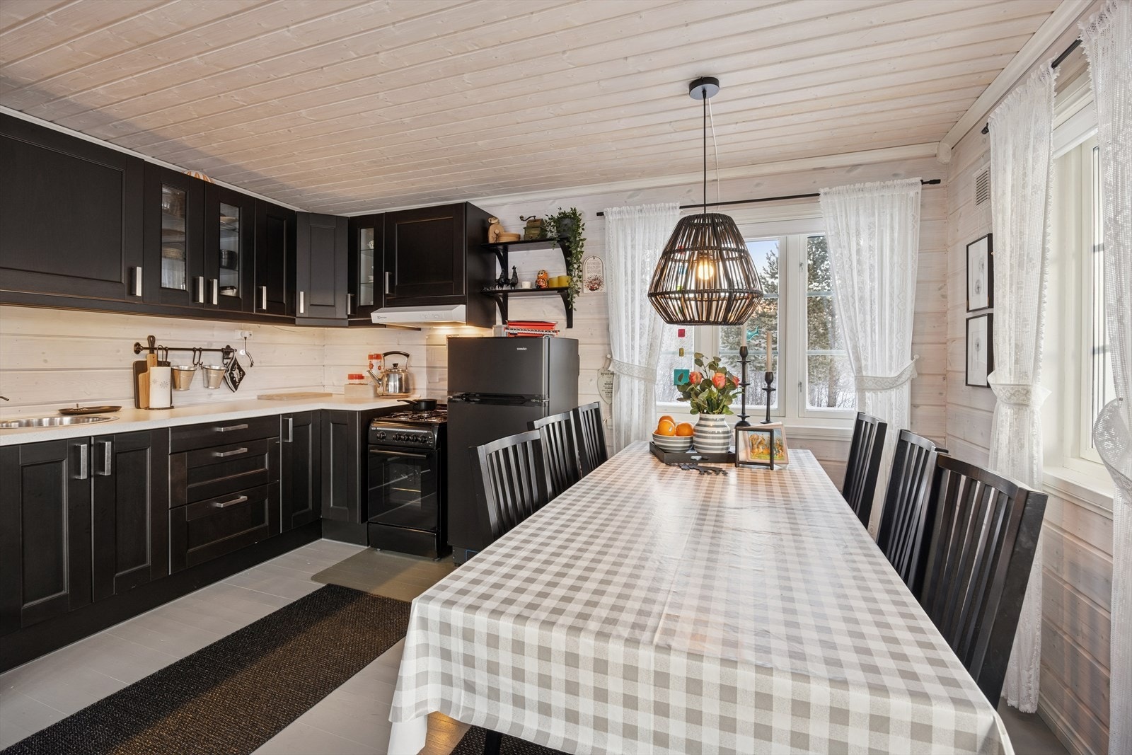 Spisegruppen har en praktisk plassering ved kjøkkenet. Galleribilde