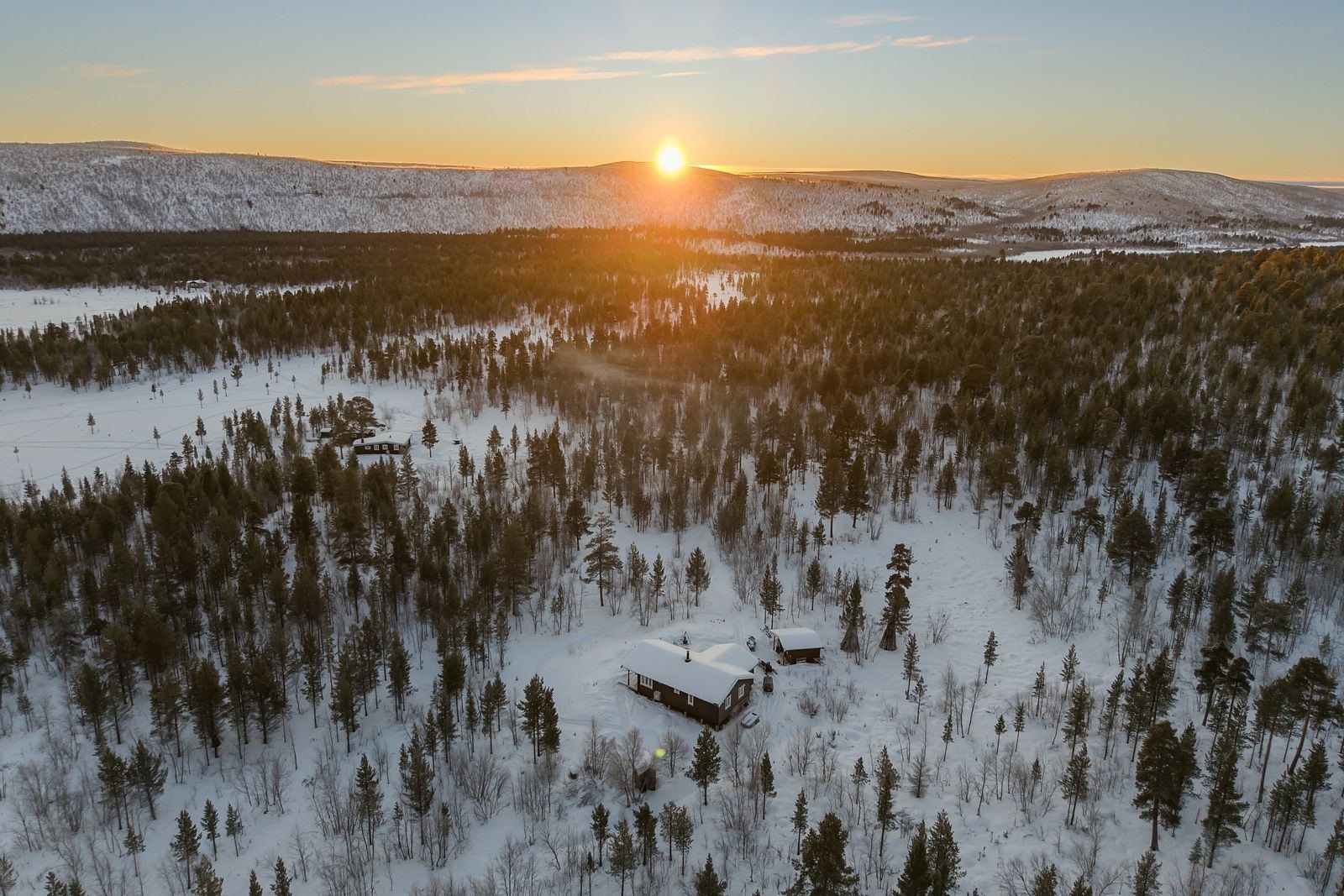 Hytta ligger i et naturskjønt område nær Njáhkájávri, med flotte muligheter for utendørsaktiviteter som fotturer, scooterturer, fiske, jakt, skigåing og bærplukking. Galleribilde