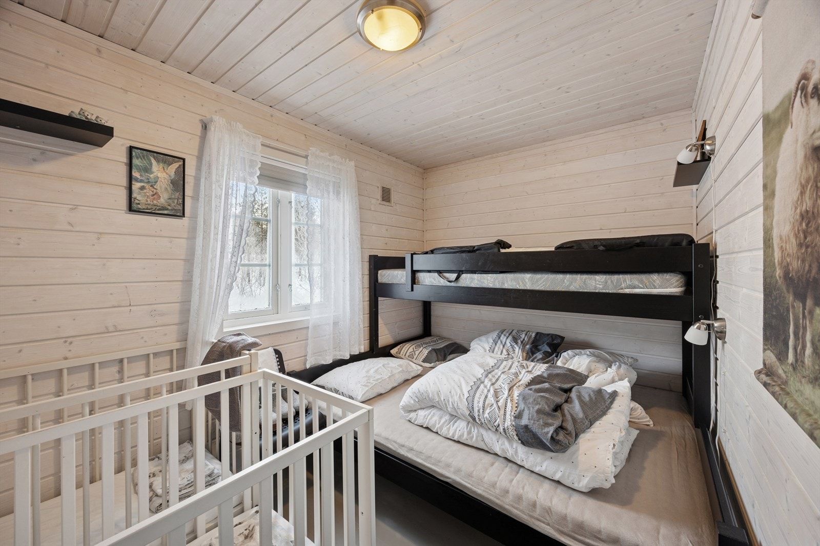 Soverom nr. 2 har plass til en stor køyeseng og tilhørende møbler. Galleribilde