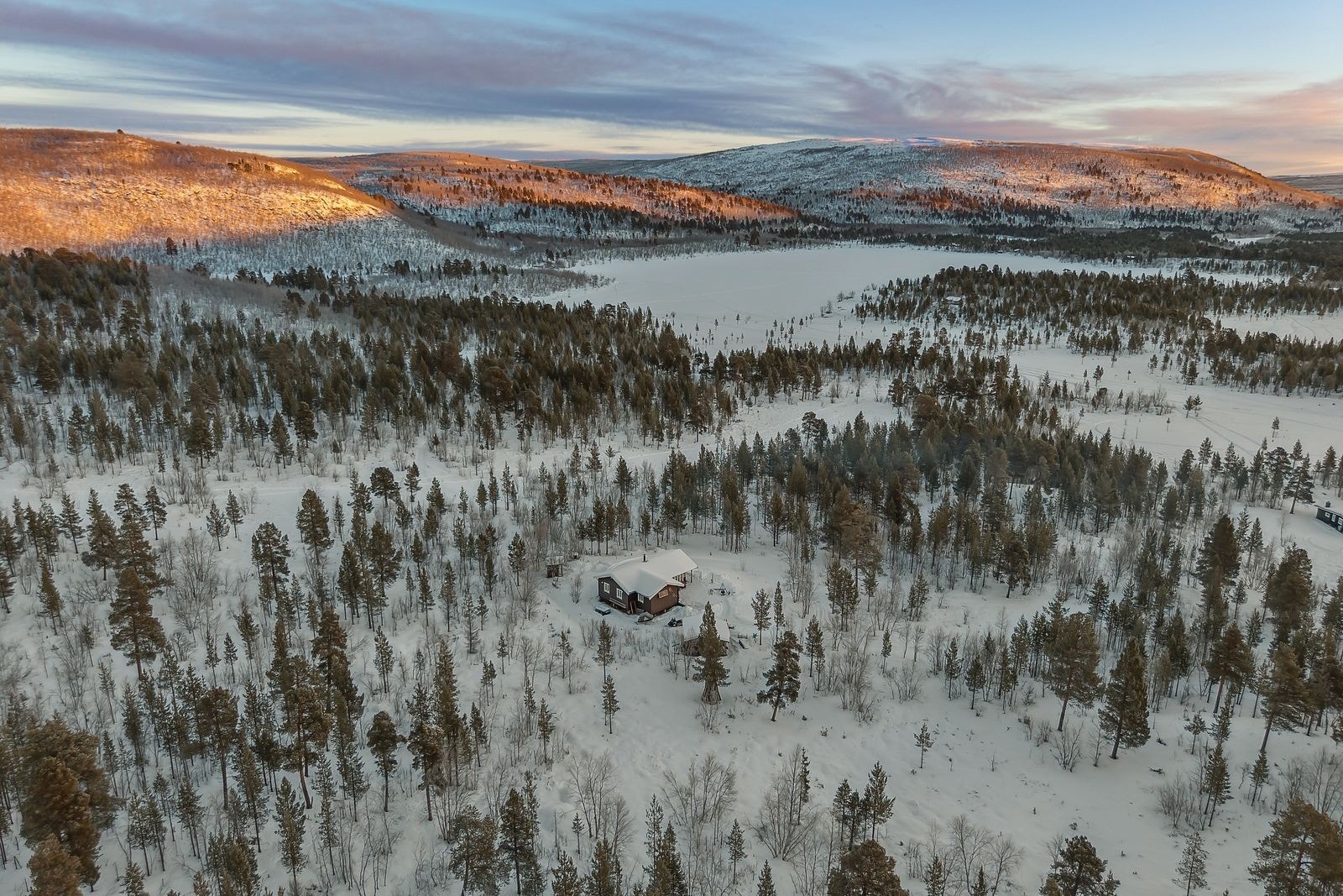 Naturen her er preget av den nordlige arktiske regionen, med vidstrakte fjellområder og innsjøer. Galleribilde