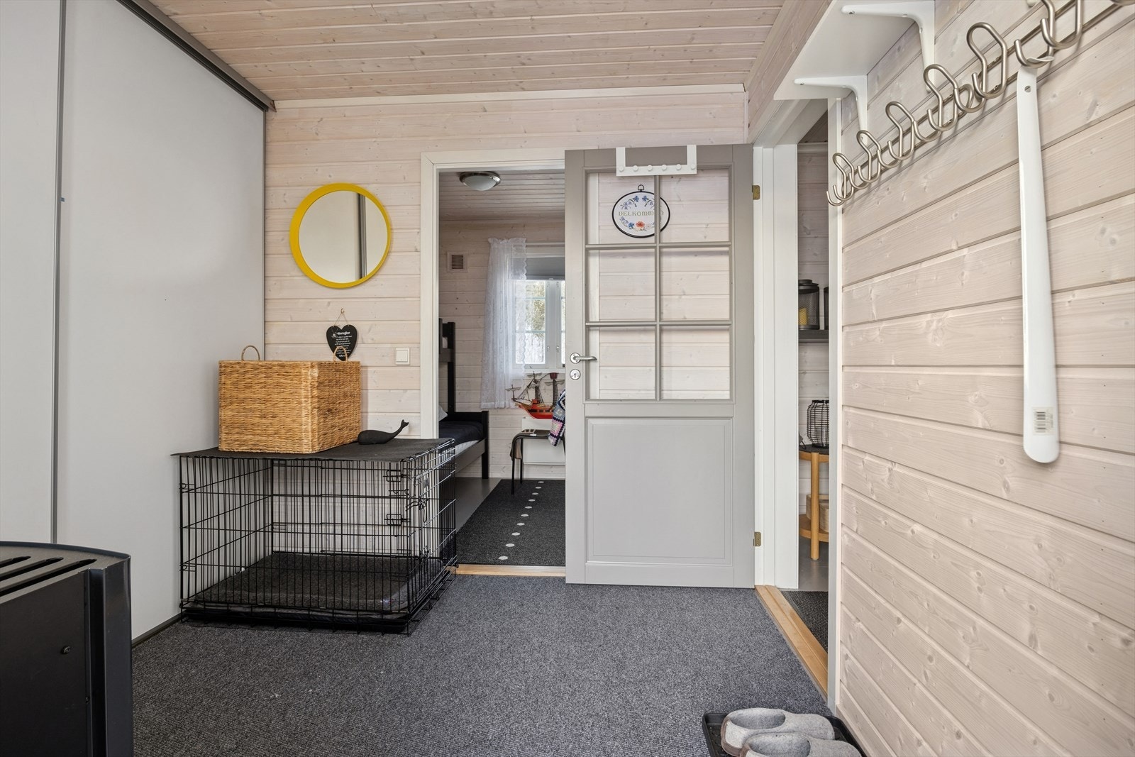 En romslig entre ønsker deg velkommen inn. Her kan du henge fra deg yttertøy og plassere fottøy i en praktisk garderobeløsning. Galleribilde