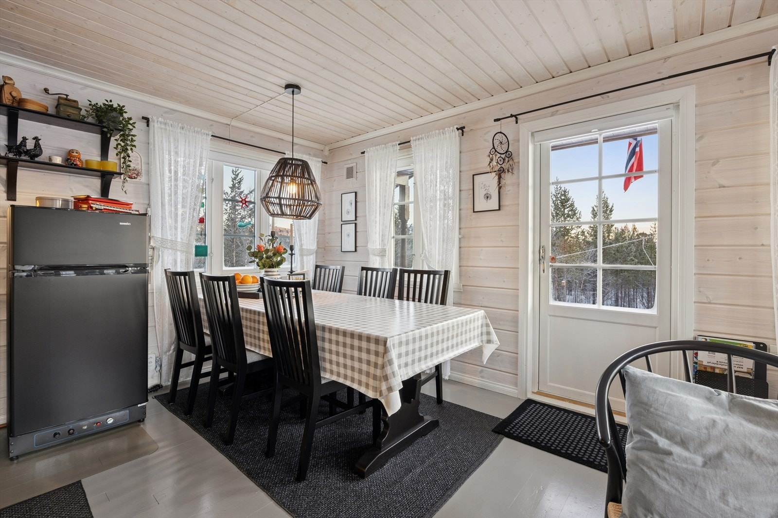 Spisegruppen har en fin plassering ved vinduene. Galleribilde