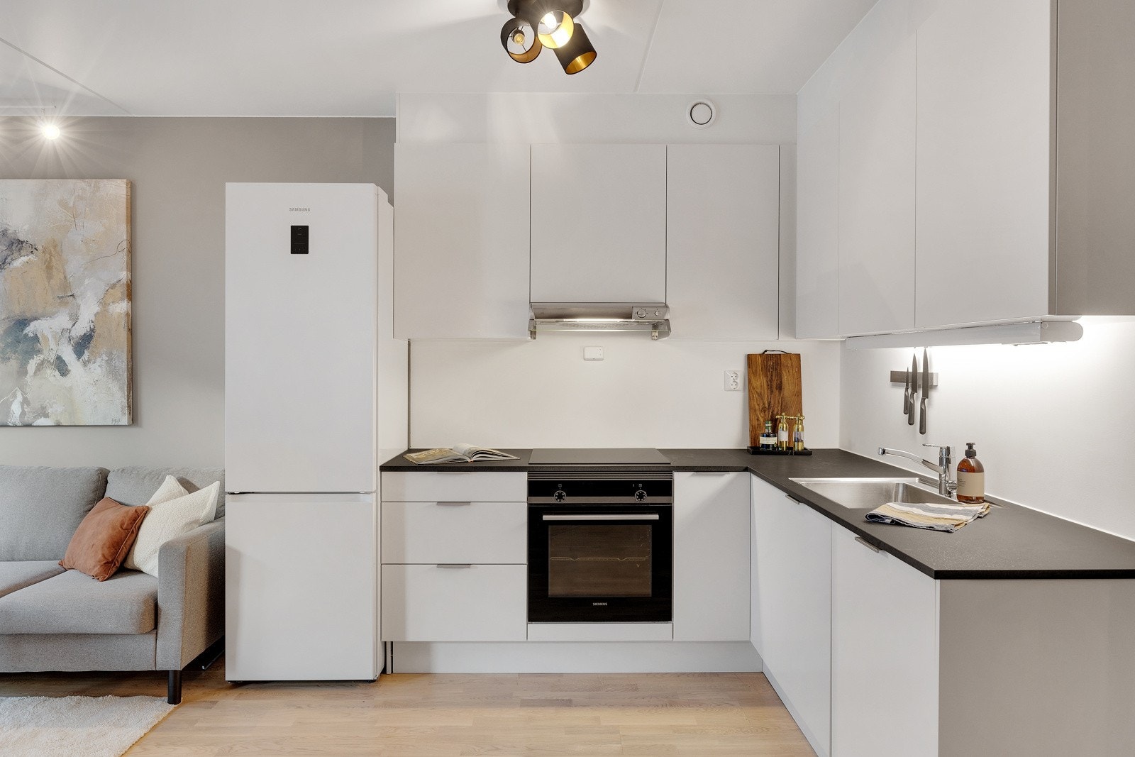 Her er det rikelig med skap- og benkeplass Galleribilde