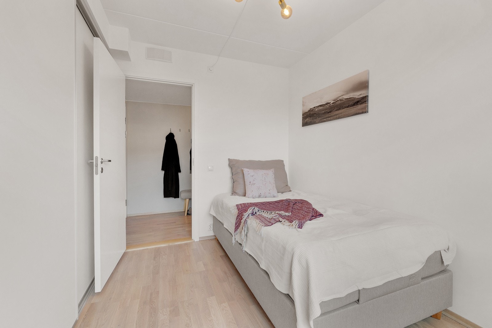 Soverom II også av god størrelse med praktisk skyvedørsgarderobe Galleribilde