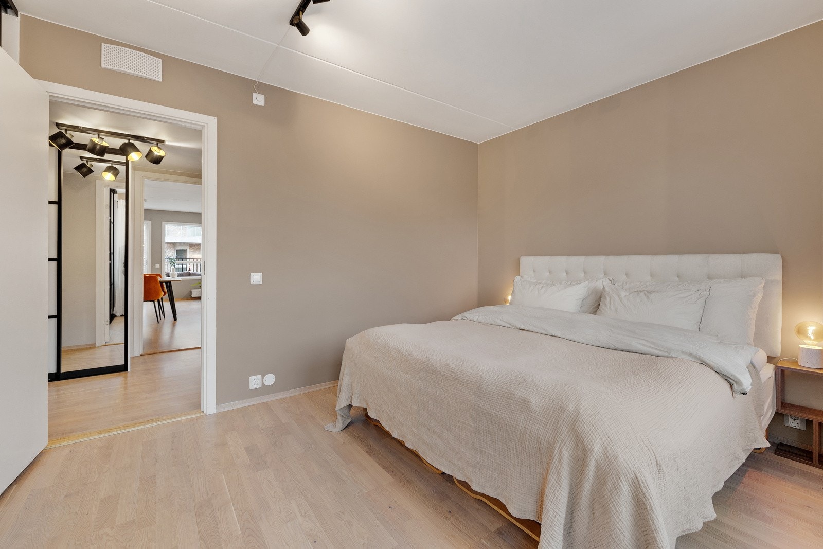 Soverommet er av god størrelse med plass til stor dobbeltseng Galleribilde