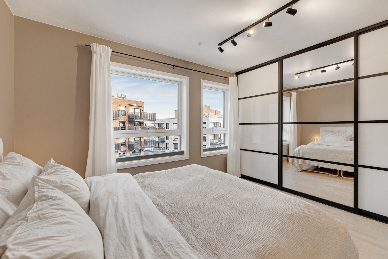 Praktisk speilbelagt skyvedørsgarderobe for oppbevaring Galleribilde