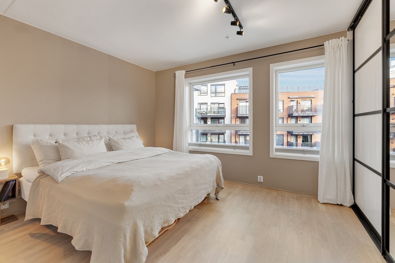 Svært innbydende soverom vendt inn mot bakgård Galleribilde