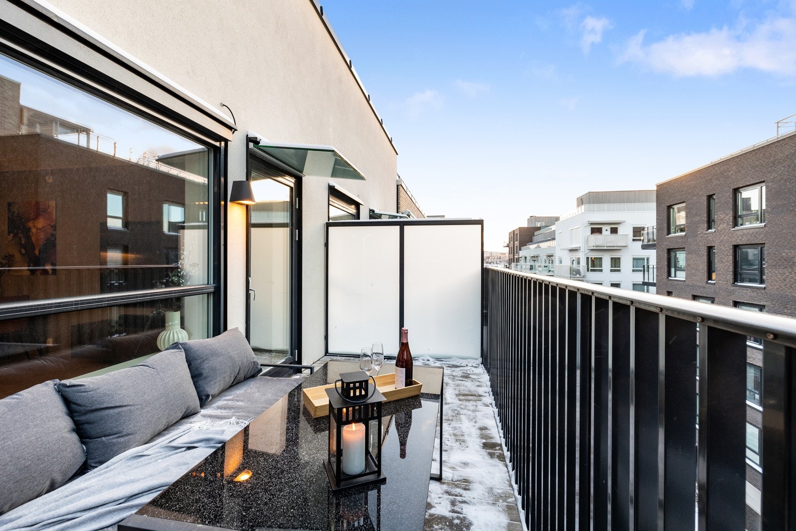 Utgang fra stue til solrik balkong på 10 kvm Galleribilde