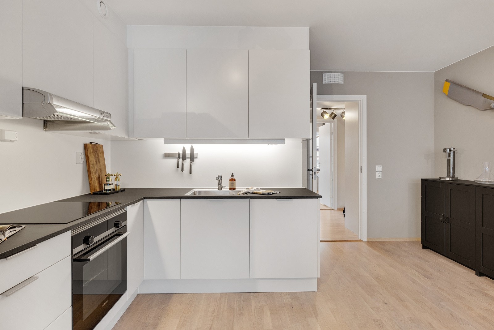 Sigdal-kjøkken fra 2020 i lyse farger Galleribilde