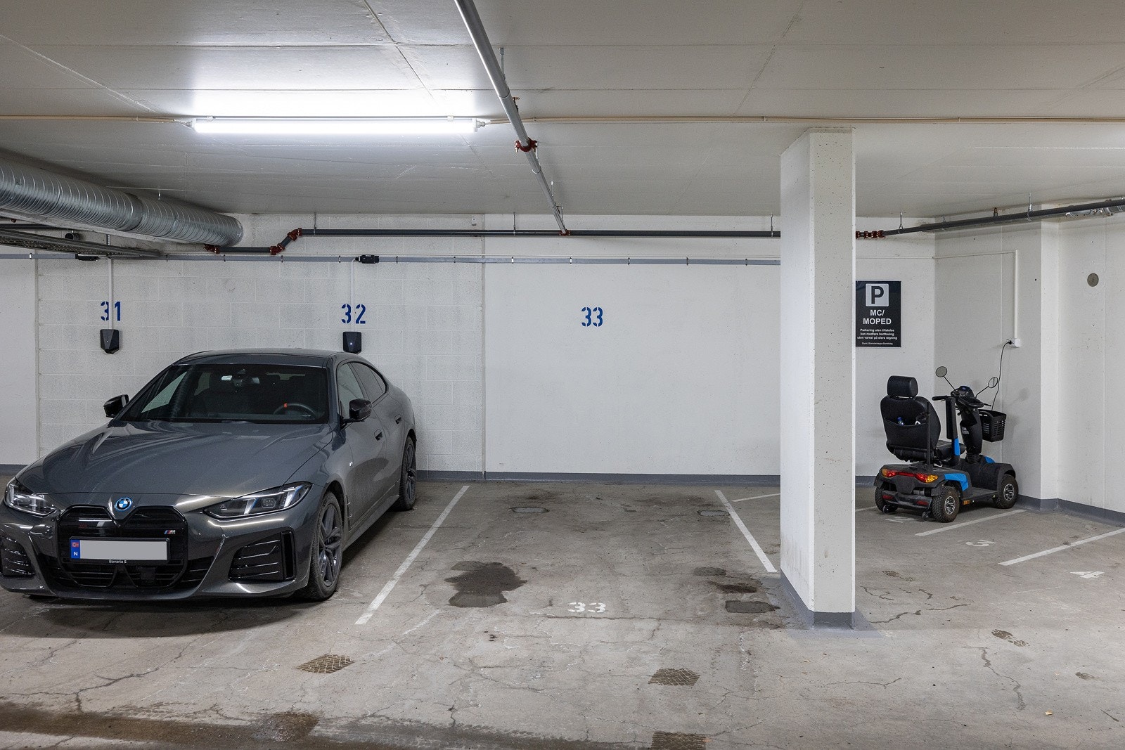 Leiligheten disponerer parkeringsplass i garasjeanlegg Galleribilde