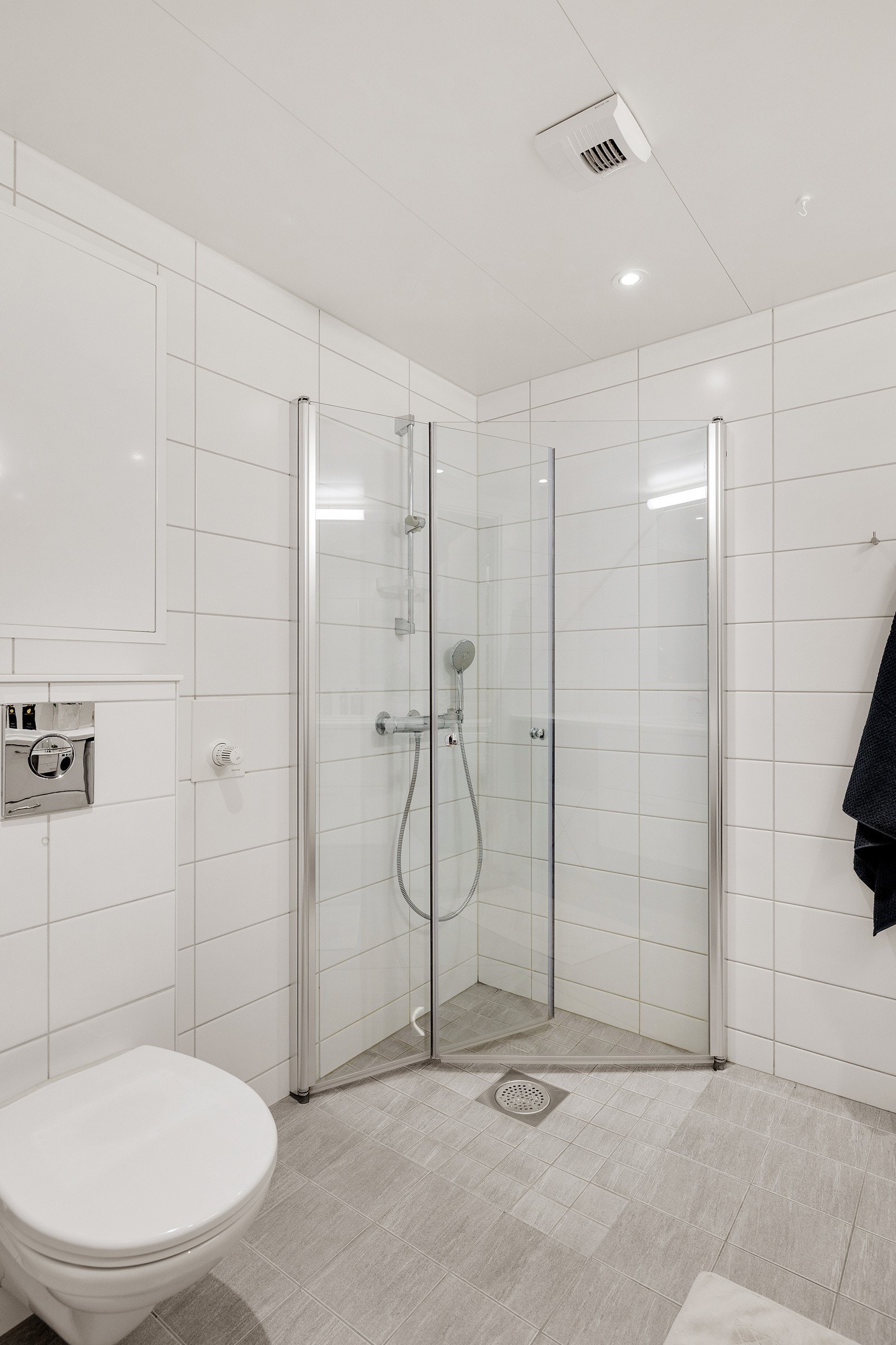 Romslig dusjhjørne med innfellbare dører Galleribilde