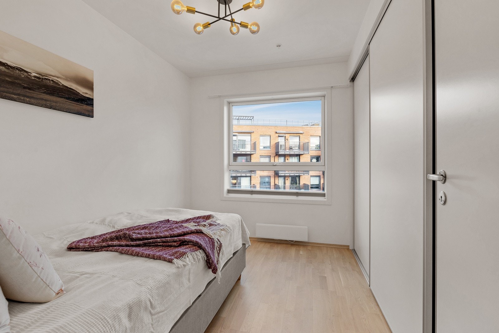 Rommet vender også ut mot stille bakgård Galleribilde