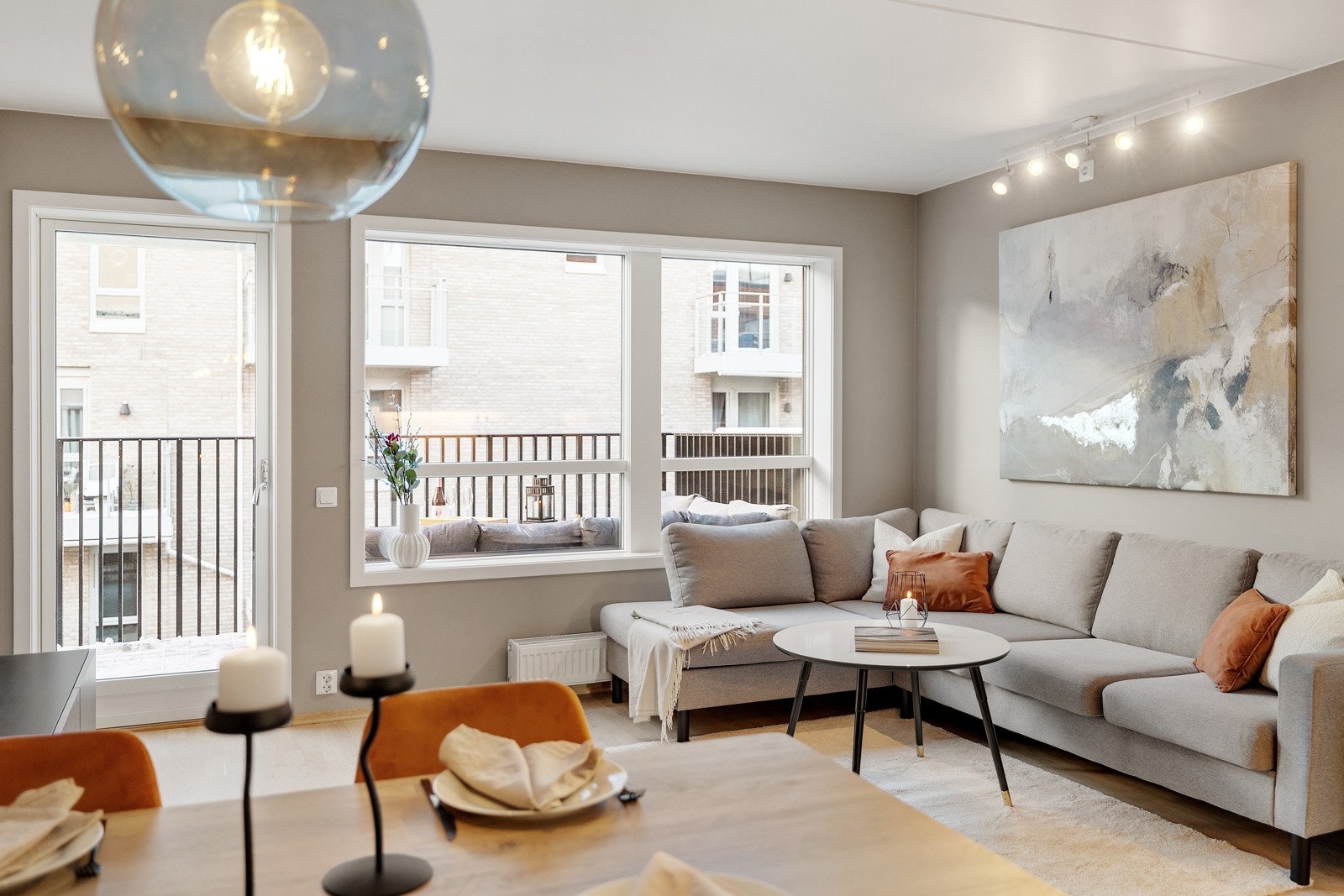 Lys og luftig stue malt i tidsriktige farger Galleribilde