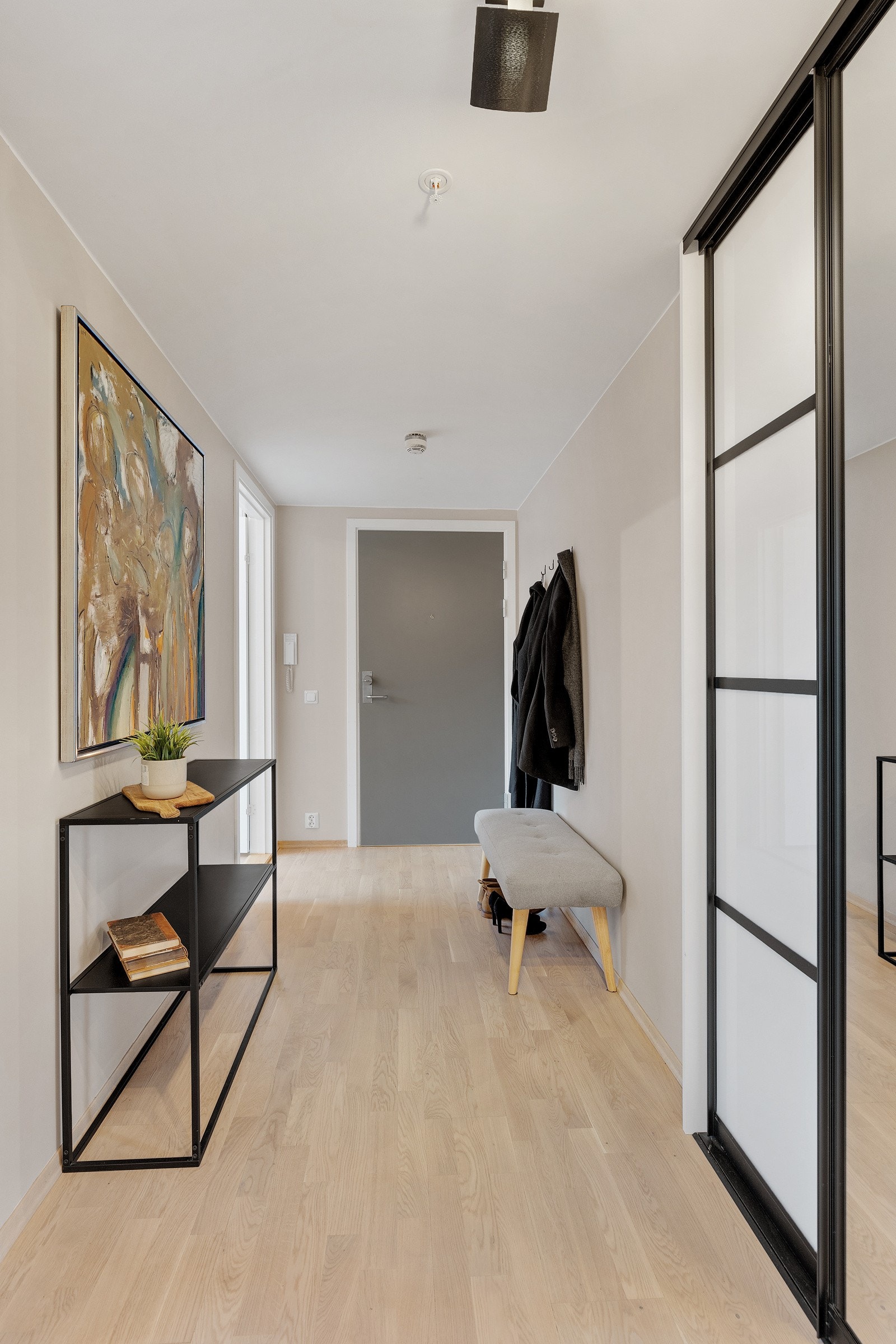 Svært innbydende entré med skyvedørsgarderobe Galleribilde