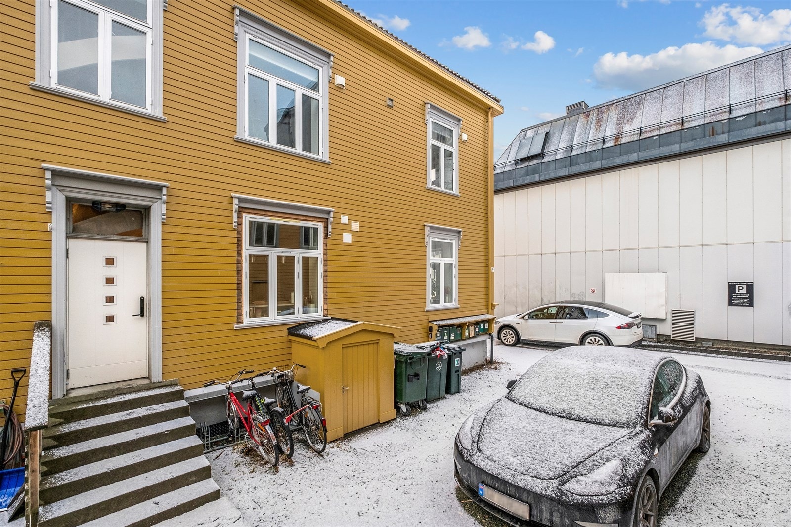 Sentral beliggenhet med ca. 10 minutters gangavstand til NTNU Gløshaugen og 1 minutt til NTNU handelshøyskolen. Med 2 minutter gangavstand til kollektivtransport rett utenfor døren Galleribilde