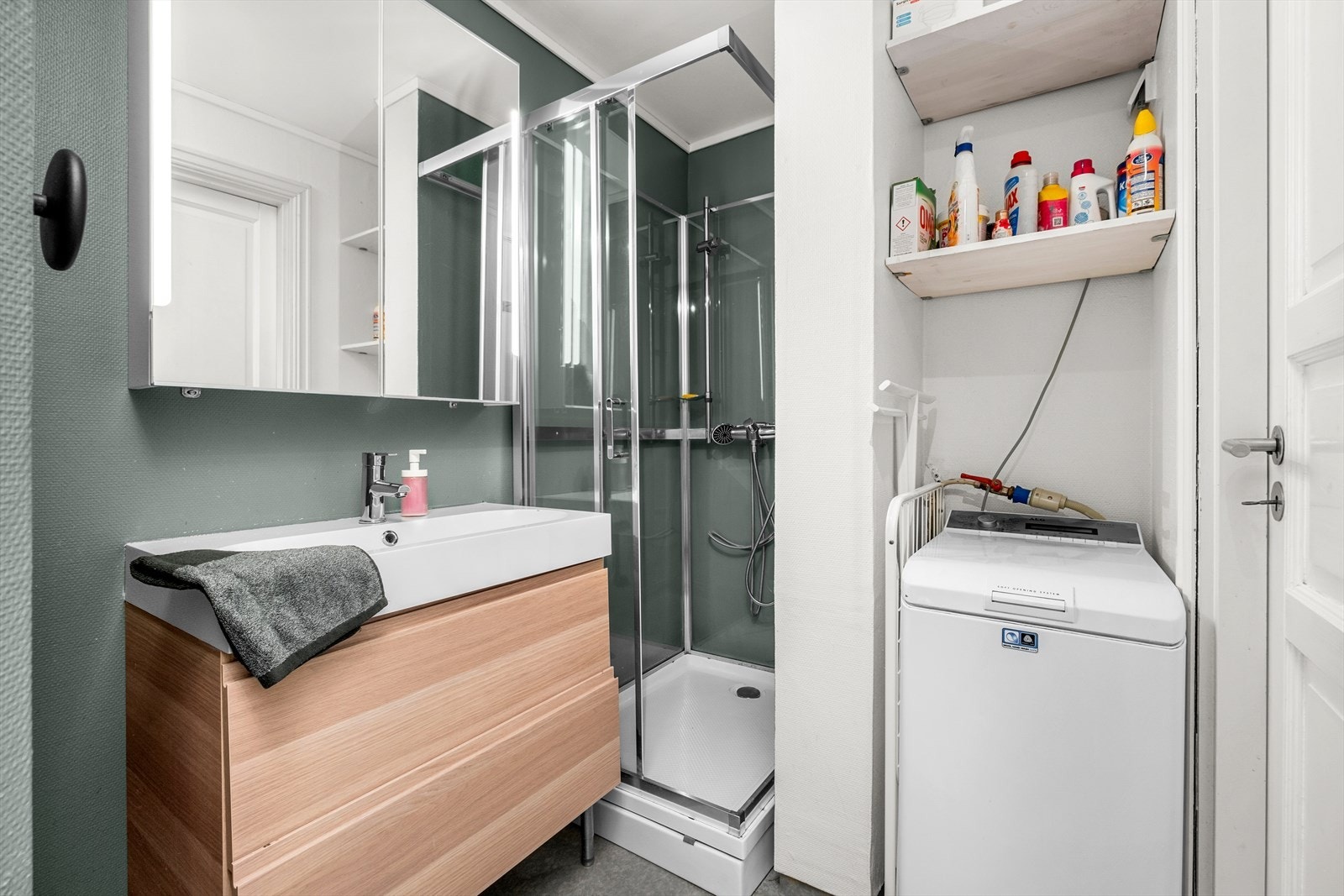 Badet byr på opplegg for vaskemaskin og dusjkabinett Galleribilde