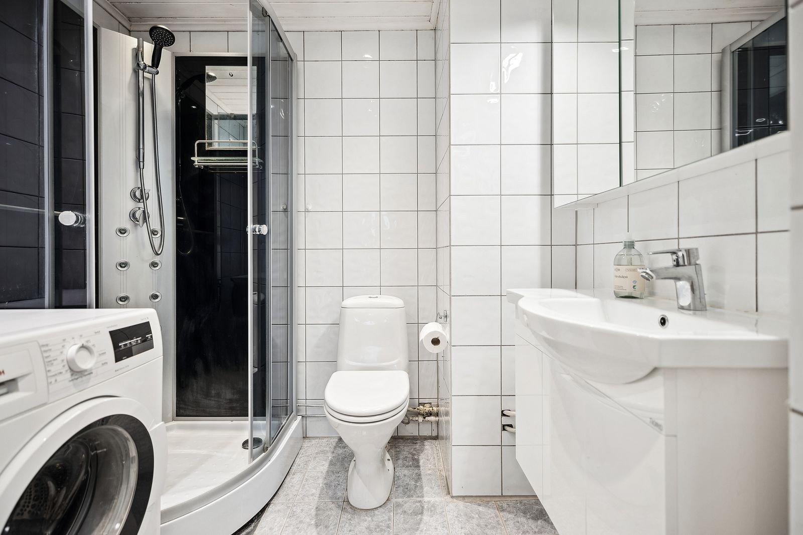 Helfliset baderom - servant med innredning og dusjkabinett Galleribilde