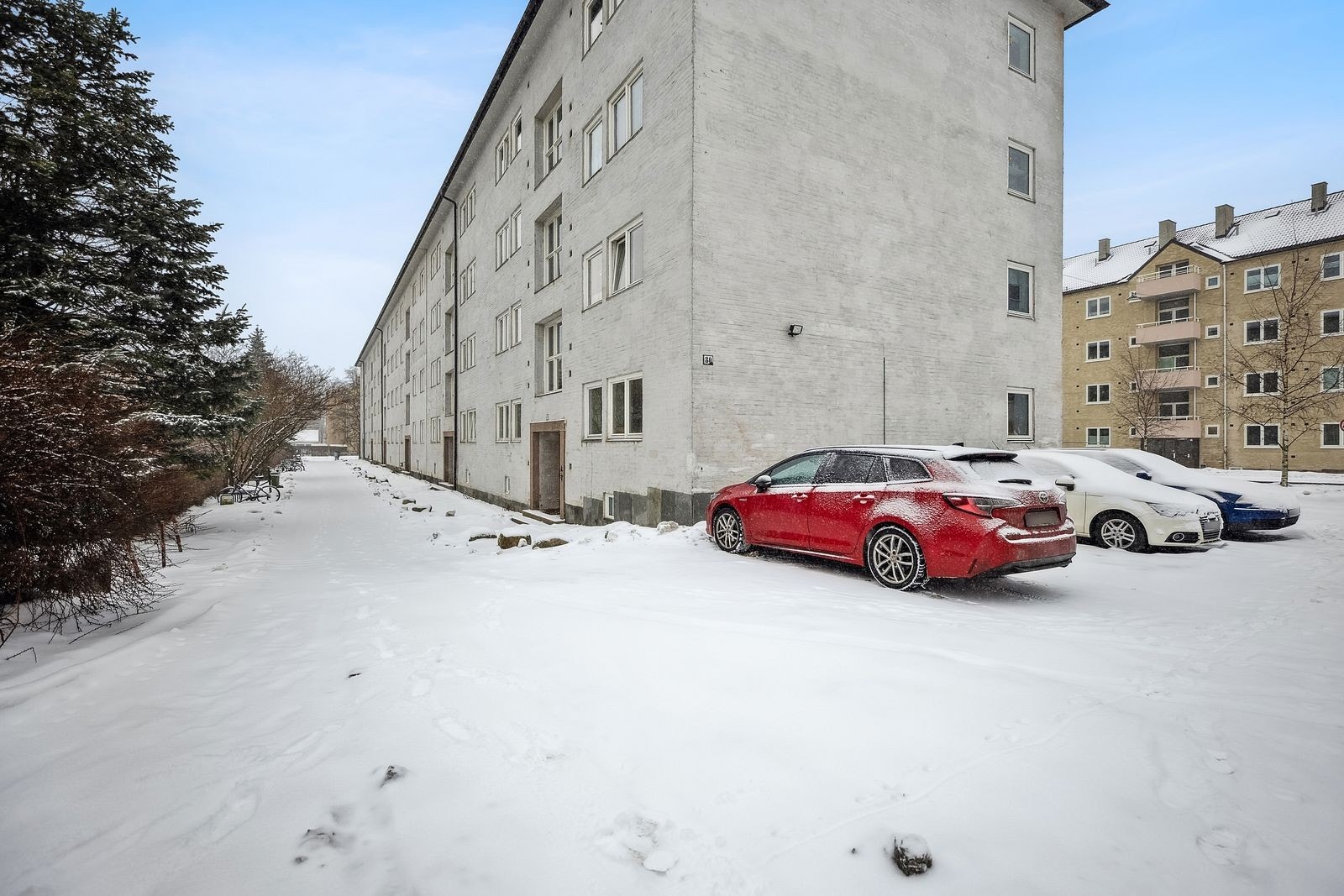 Fasade - Medfølger parkerigsplass til en bil Galleribilde