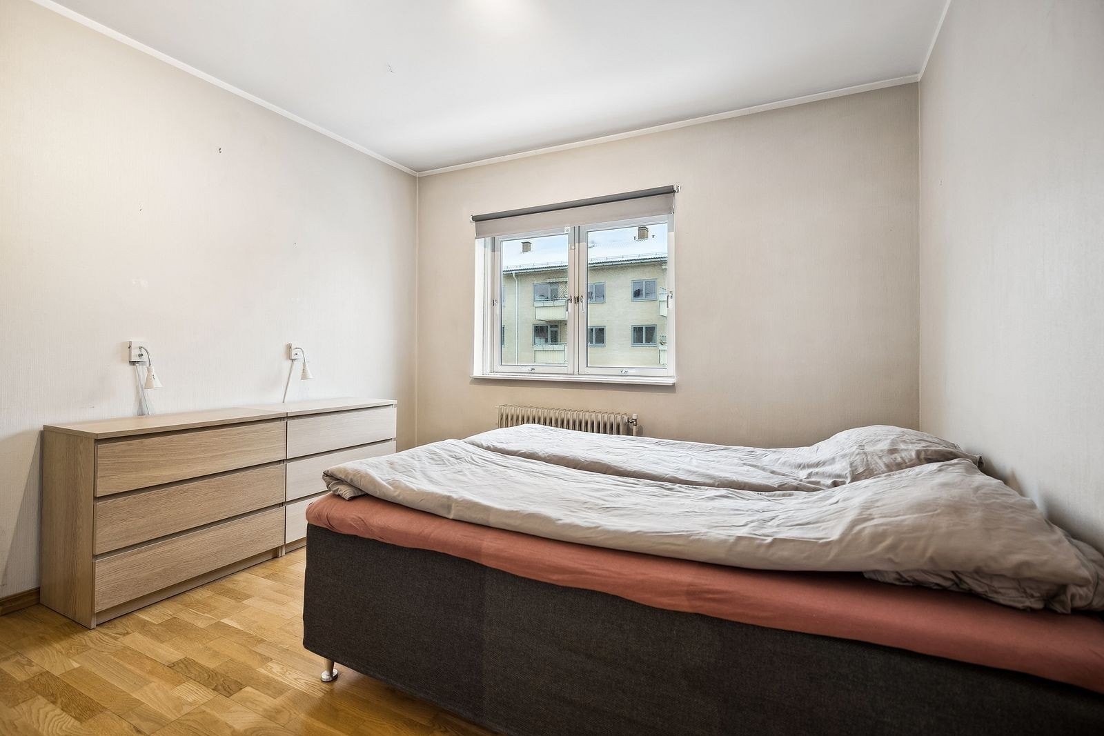 Romslig soverom med god plass til dobbeltseng, lagringsplass i skyvedørsgarderobe Galleribilde