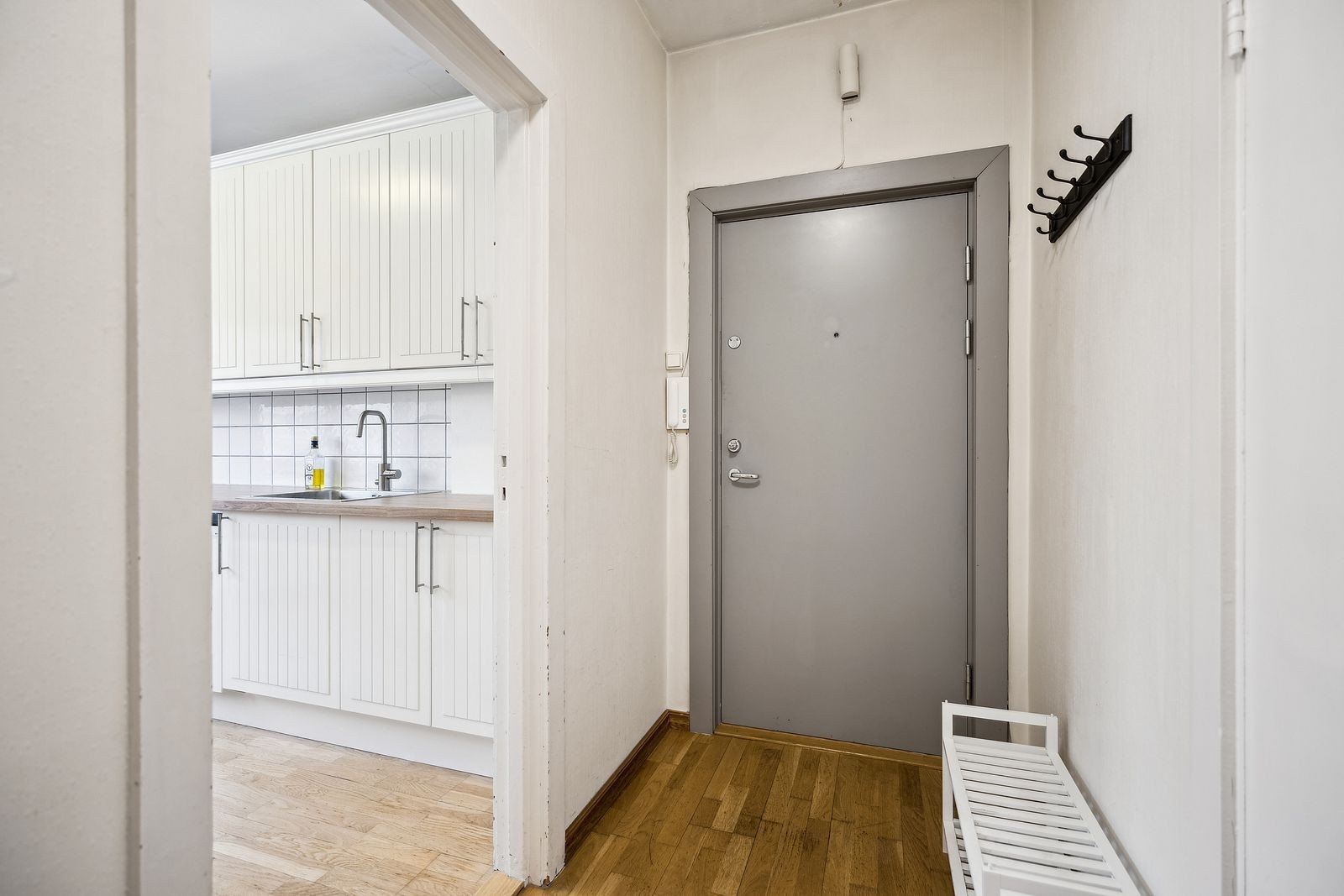 Lys entrè med plass til å henge fra seg yttertly og sko - Lagringsmuligheter i innvendig bod Galleribilde