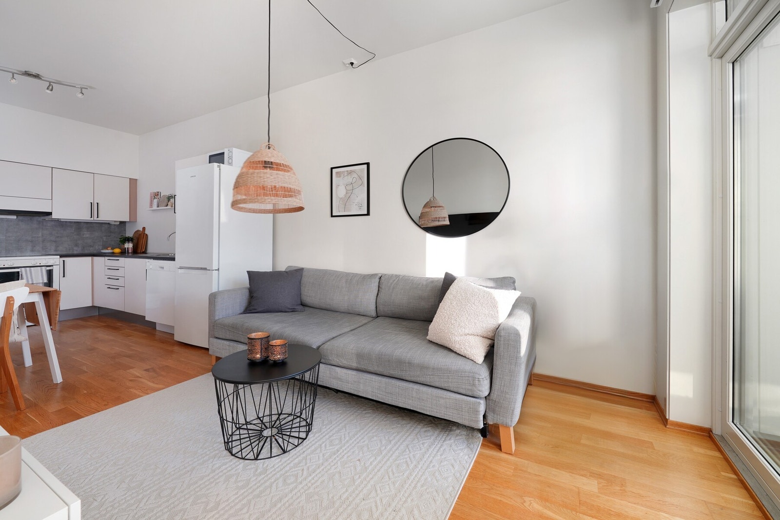 Stue/kjøkken i åpen løsning med god takhøyde og store vindusflater. Galleribilde