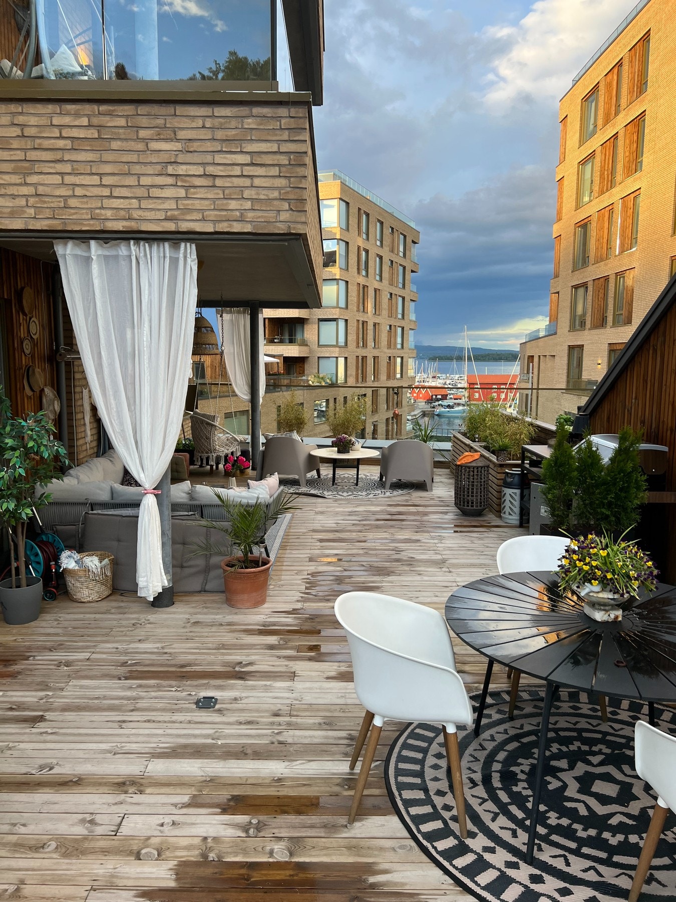 Stor terrasse med overbygg og tredekke. Her kan sommerdagene nytes! Galleribilde