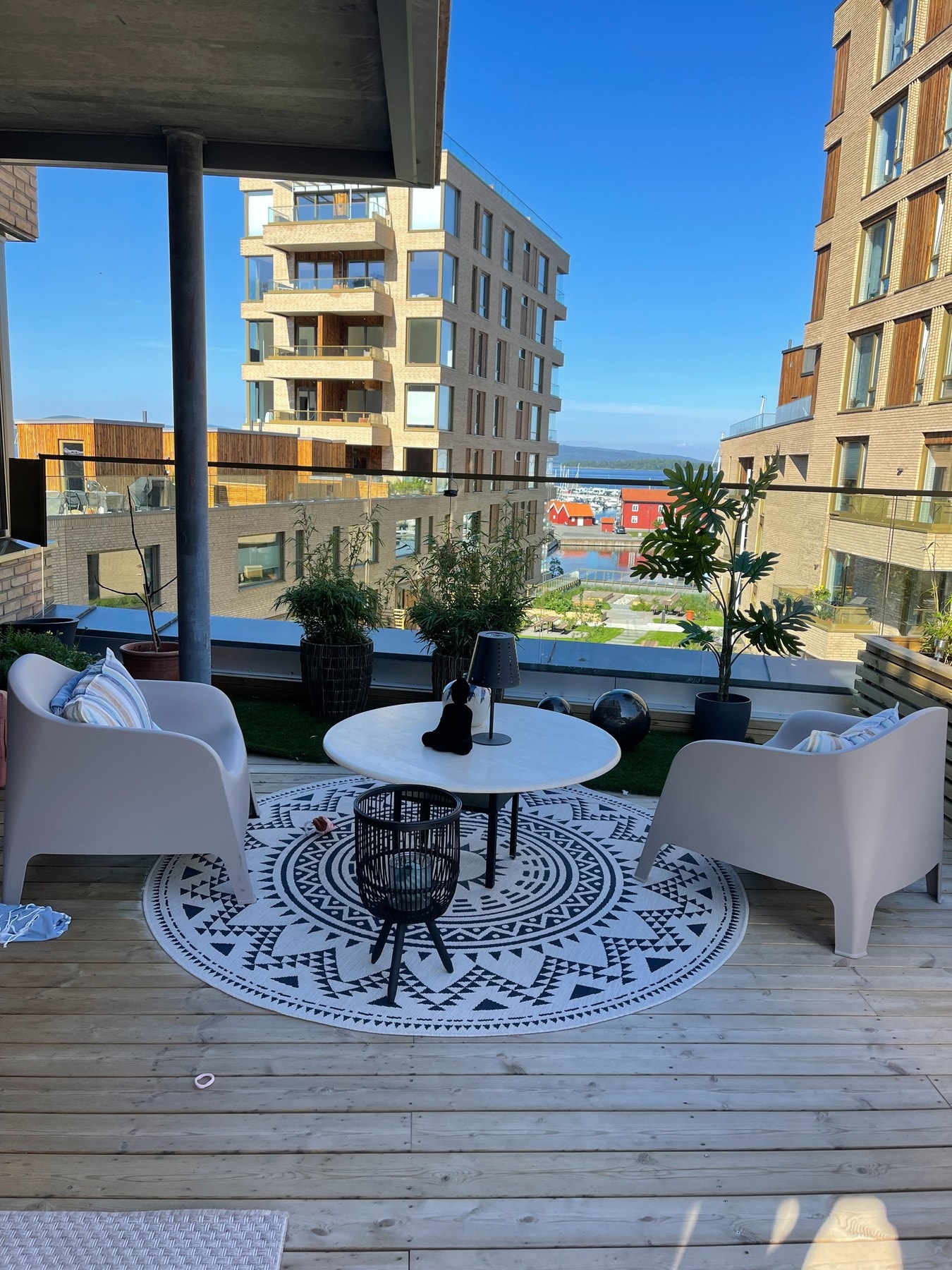 Det er god plass til møblering og dekor. Her har man et trivelig sted å invitere venner og familie til hyggelig lag. Galleribilde