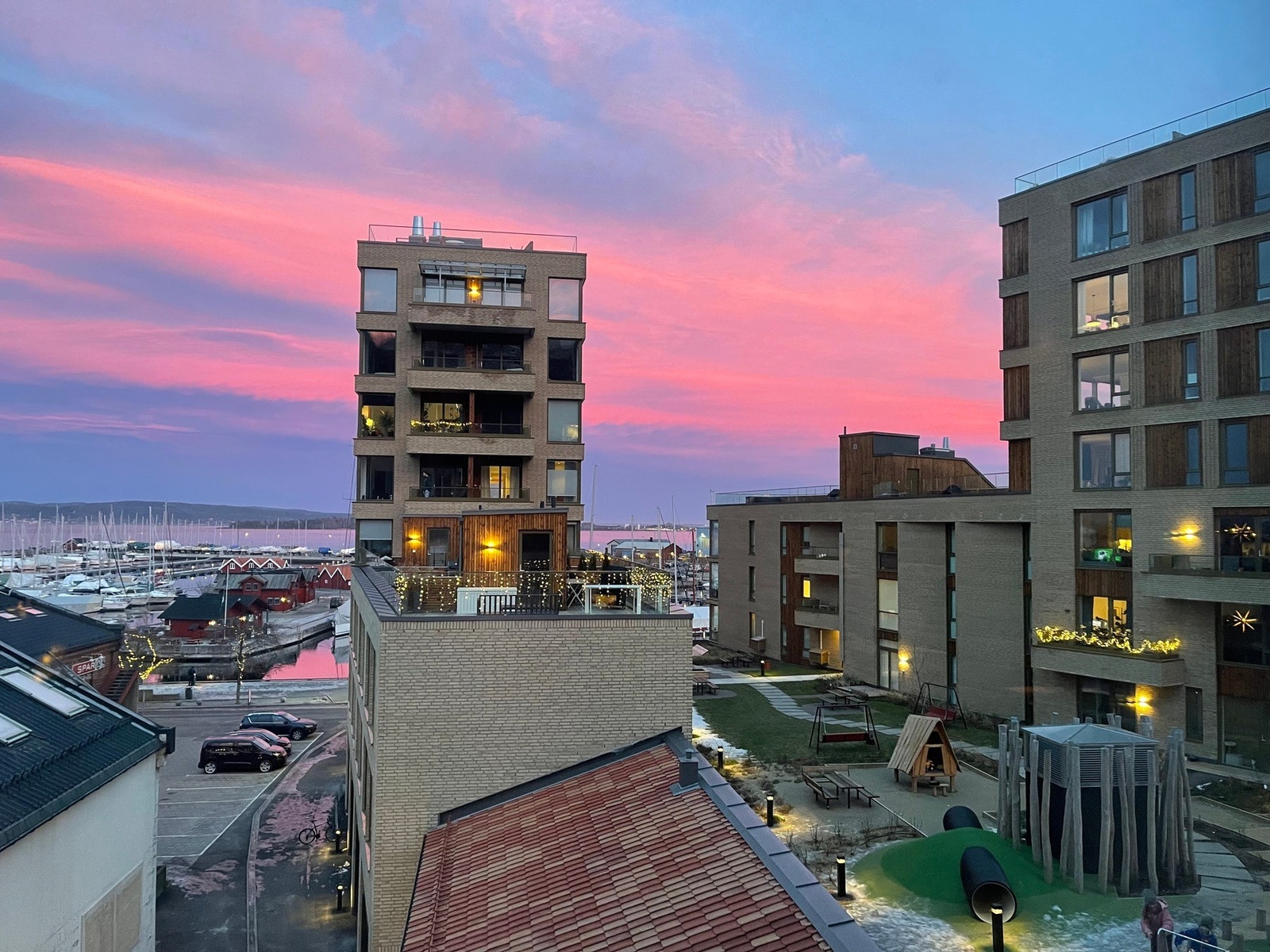 Nydelig utsikt mot omkringliggende bygninger og vann. Galleribilde