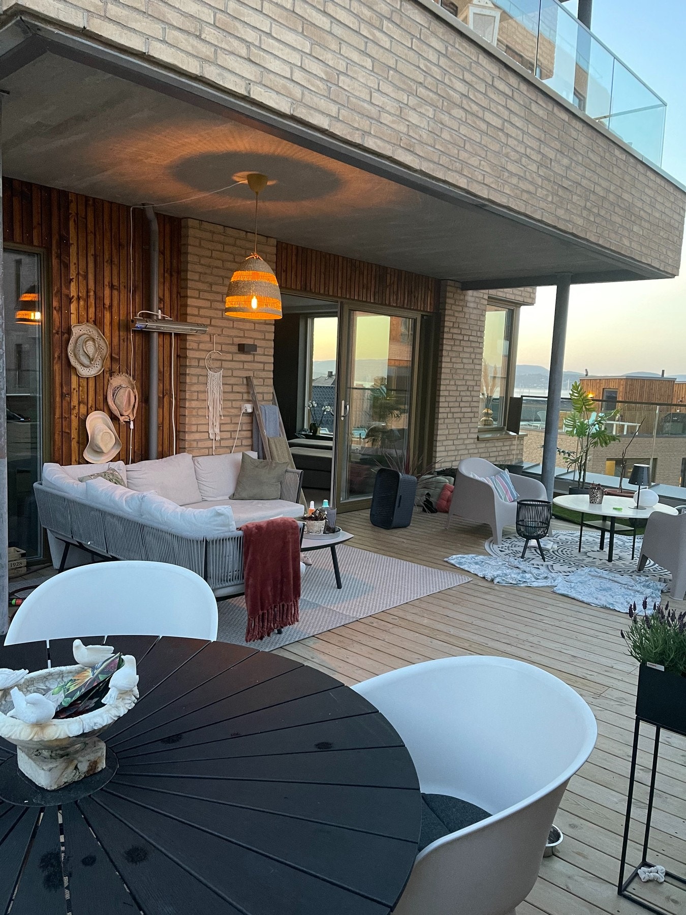 Leilighetens gode beliggenhet sørger for flotte solforhold! Om sommeren kan solen nytes fra ca. kl 09:30 til kl. 19. Deretter kan man trekke til balkongen på nordsiden og nyte kveldssolen i ytterligere timer. Galleribilde