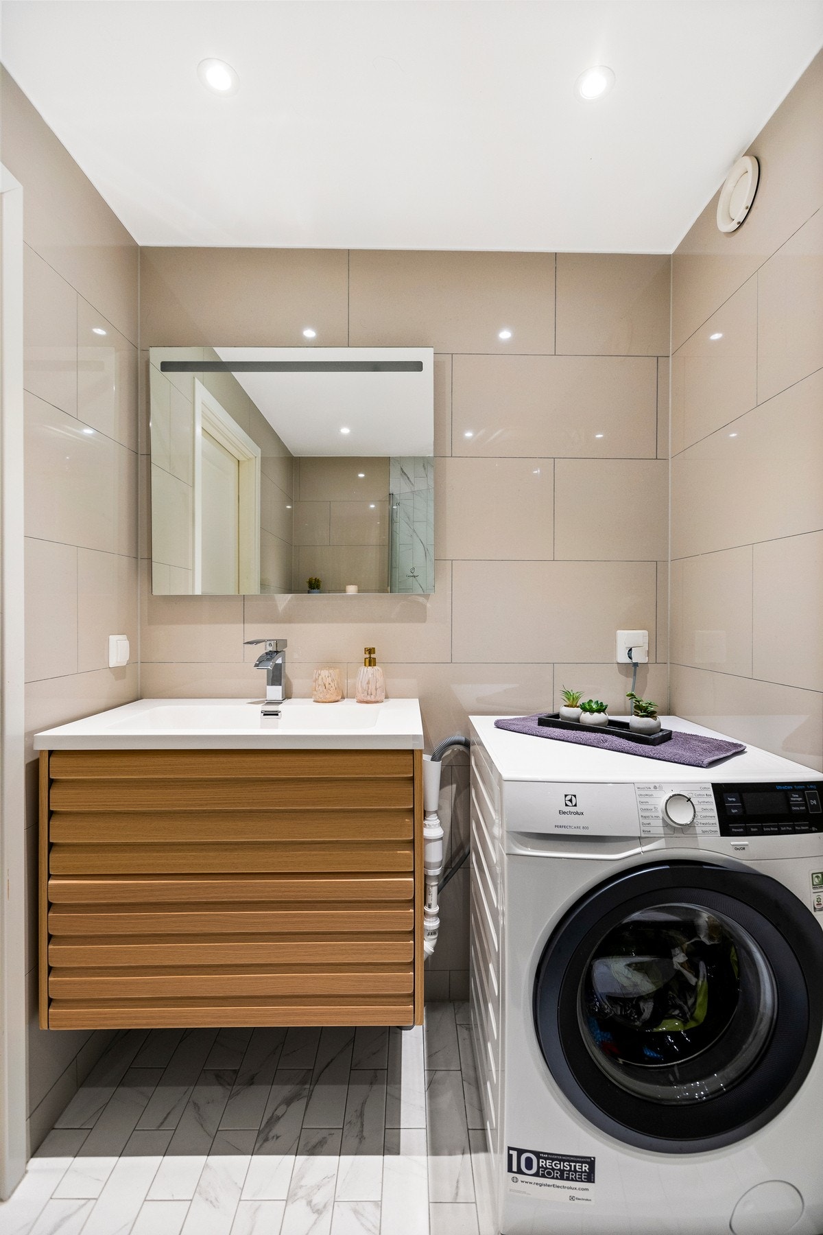Lekkert servantskap med skuffer fra 2025. Badet ble etablert i 2020. Alt av papirer foreligger Galleribilde