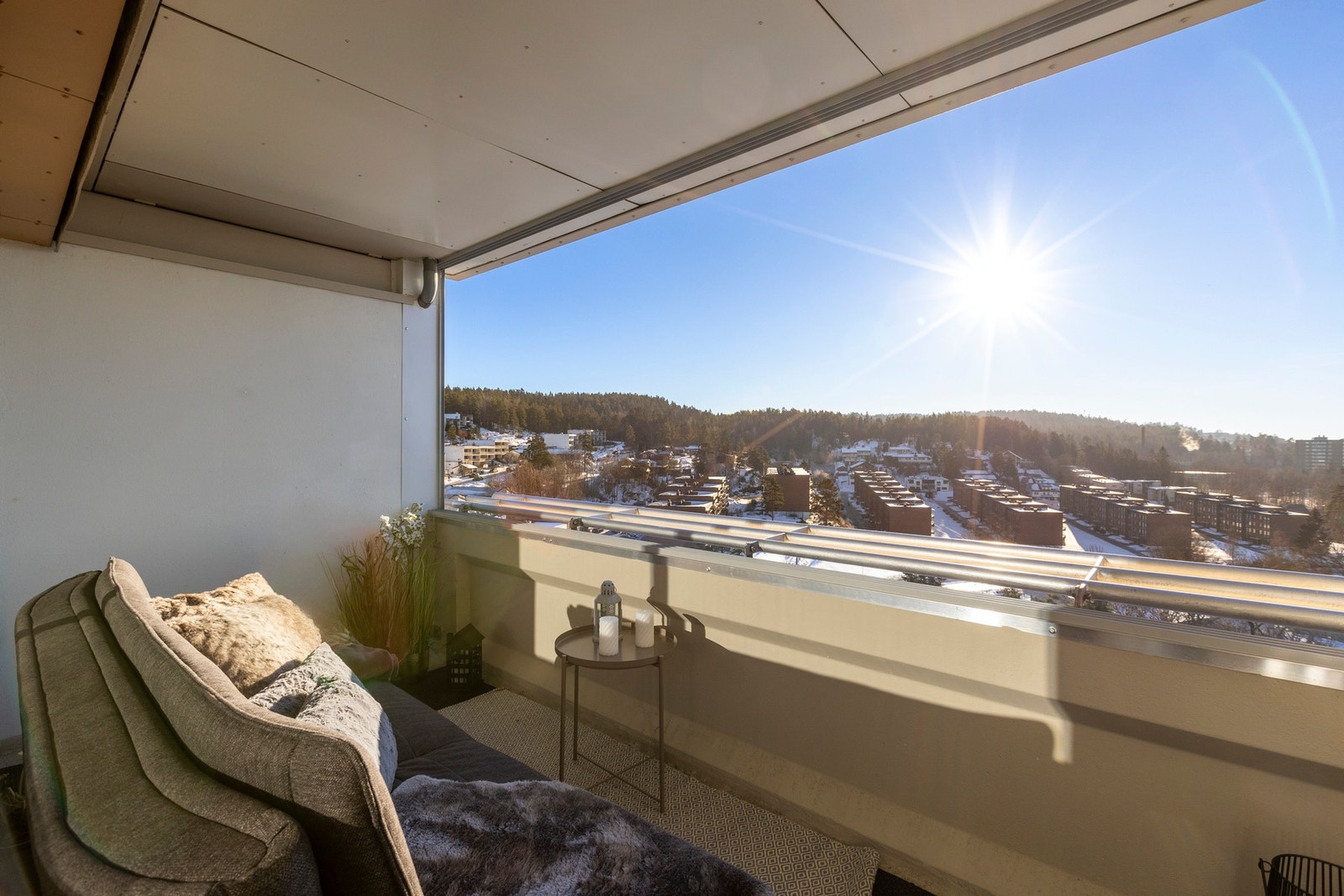 Innglasset og overbygget balkong som man kan nyte i all slags vær, det er tillatt med el-og gassgrill. Galleribilde