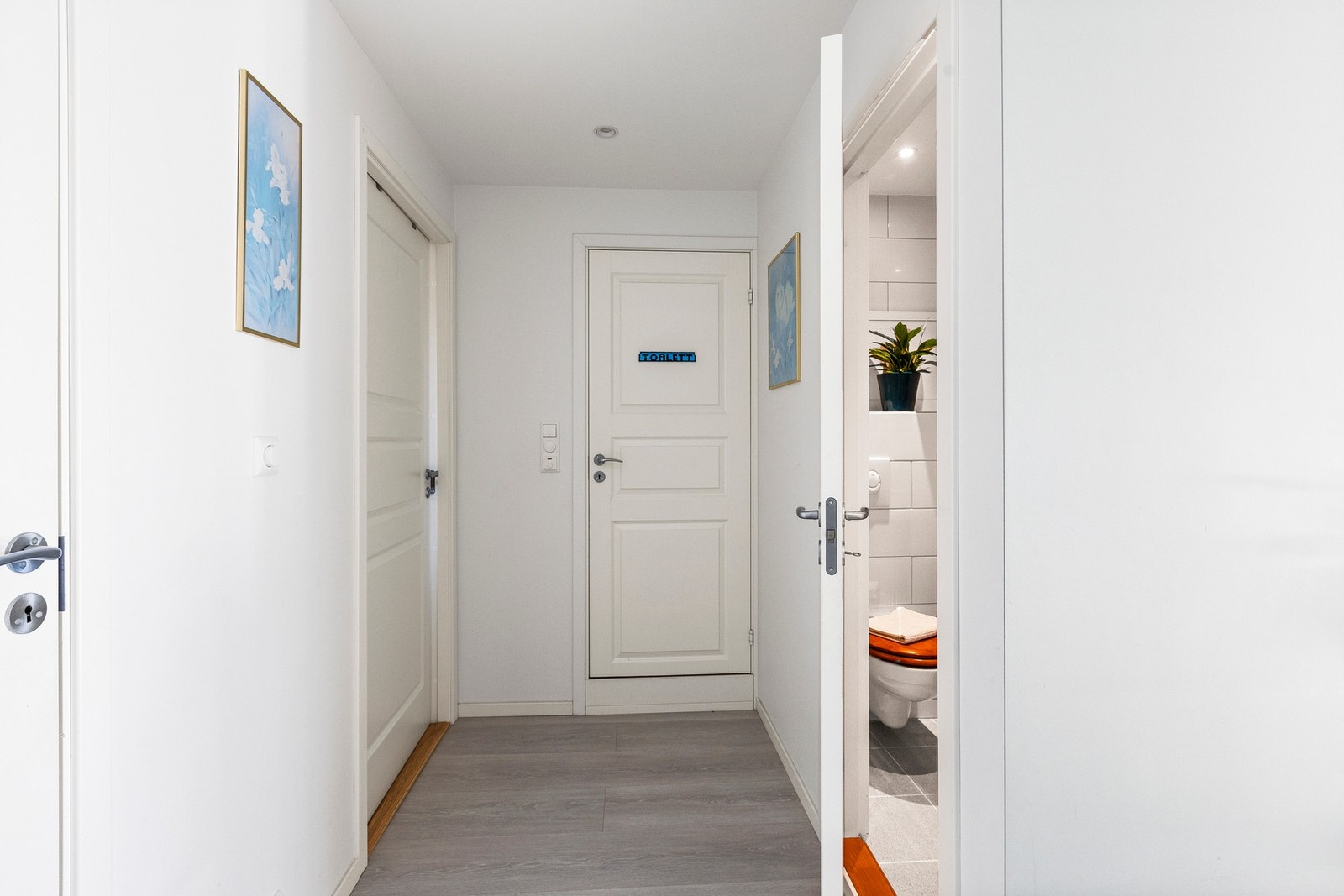 Videre er det tilgang til hovedsoverom, bad/WC, samt separat toalett Galleribilde