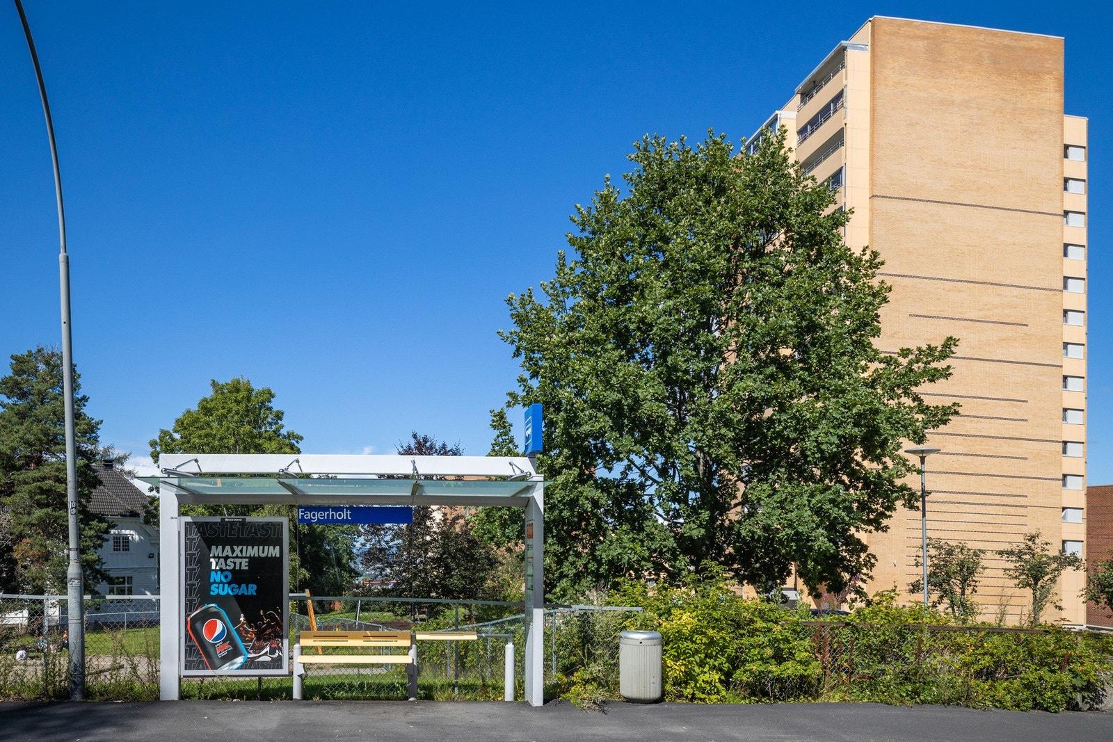 Busstopp (nr. 67) rett ved (blokken i bakgrunnen) Galleribilde
