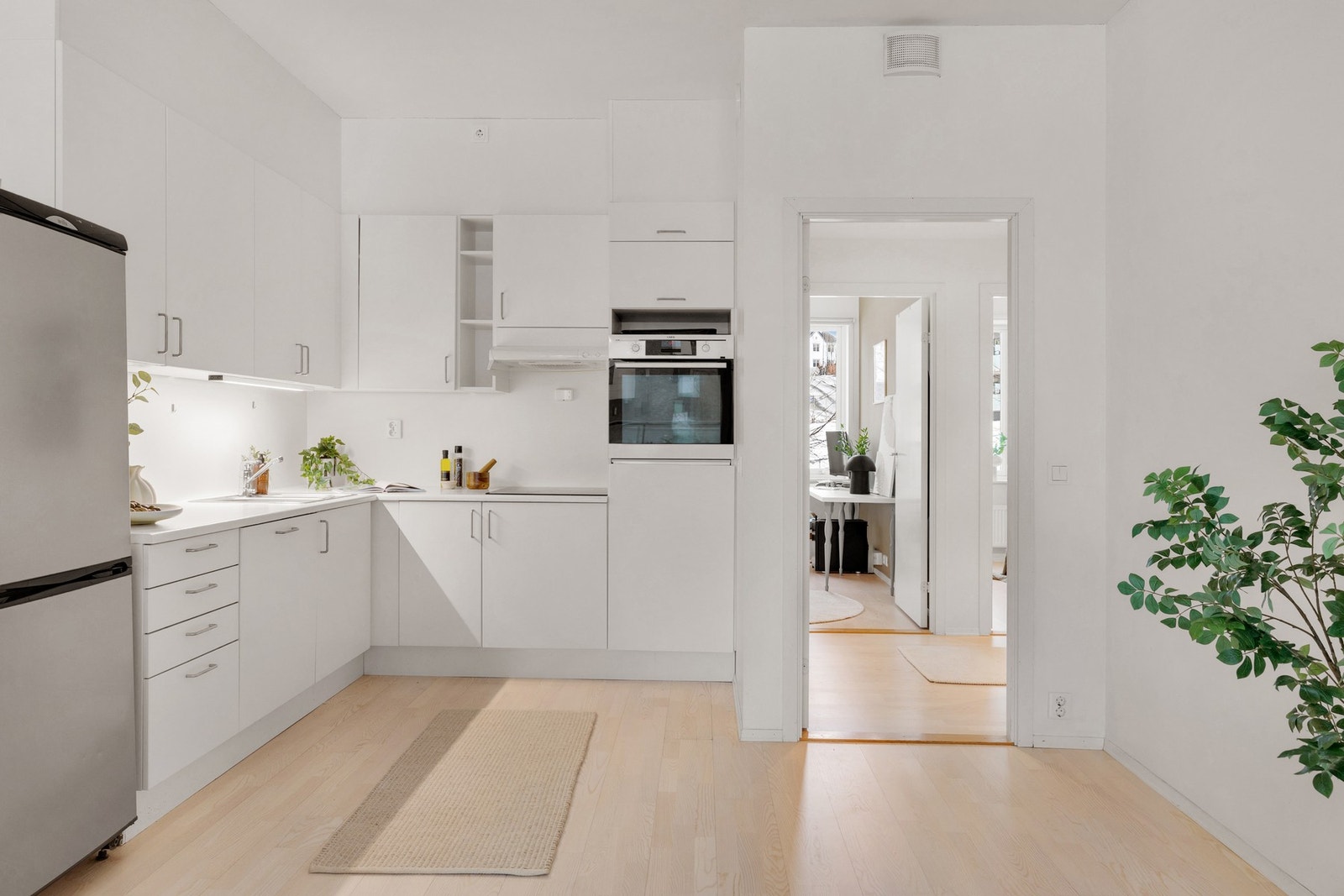 Det er godt med skap- og benkeplass. Integrerte hvitevarer medfølger salget Galleribilde