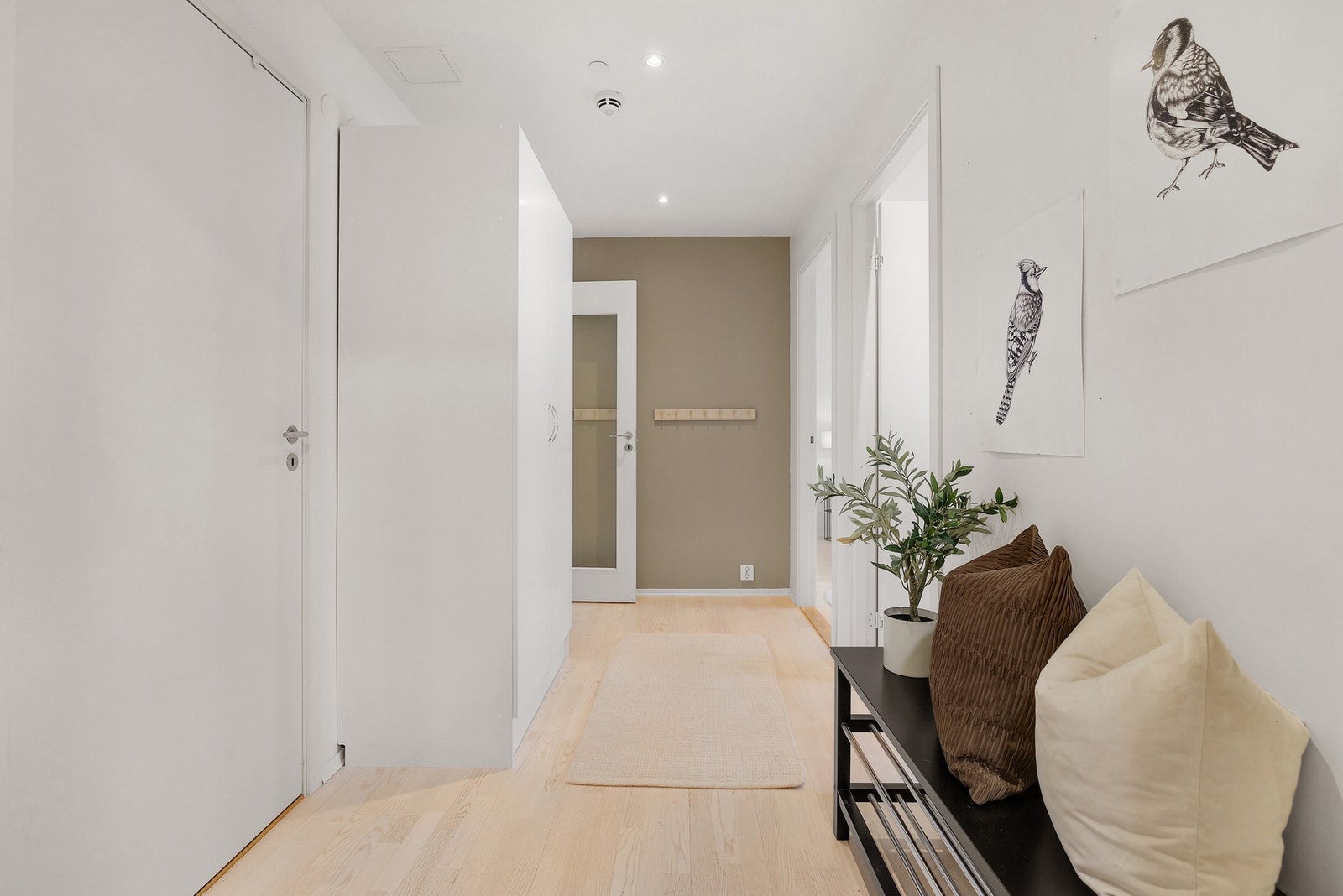 Innbydende entré med praktisk garderobeløsning Galleribilde