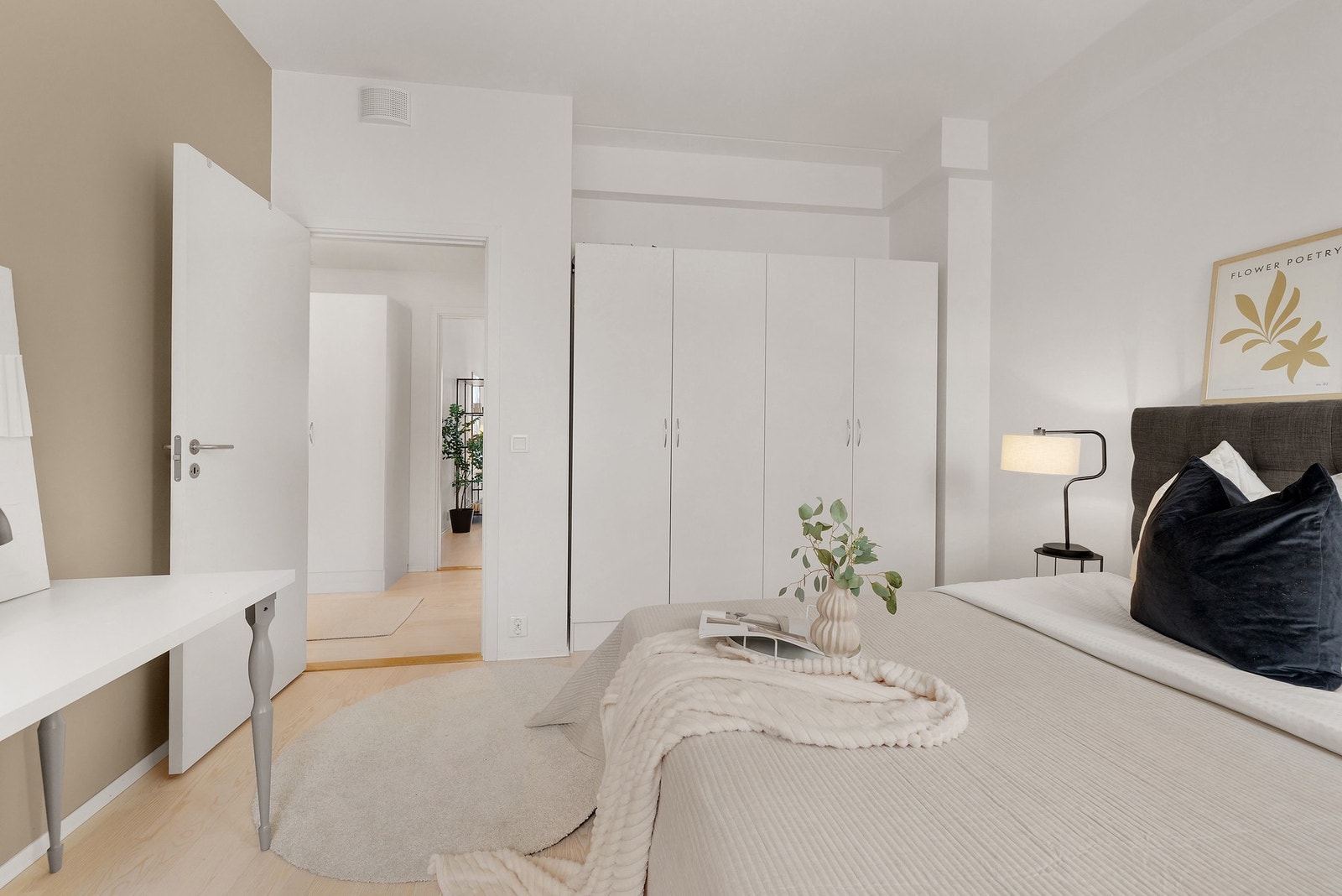 Hovedsoverommet fremstår svært lyst og luftig Galleribilde