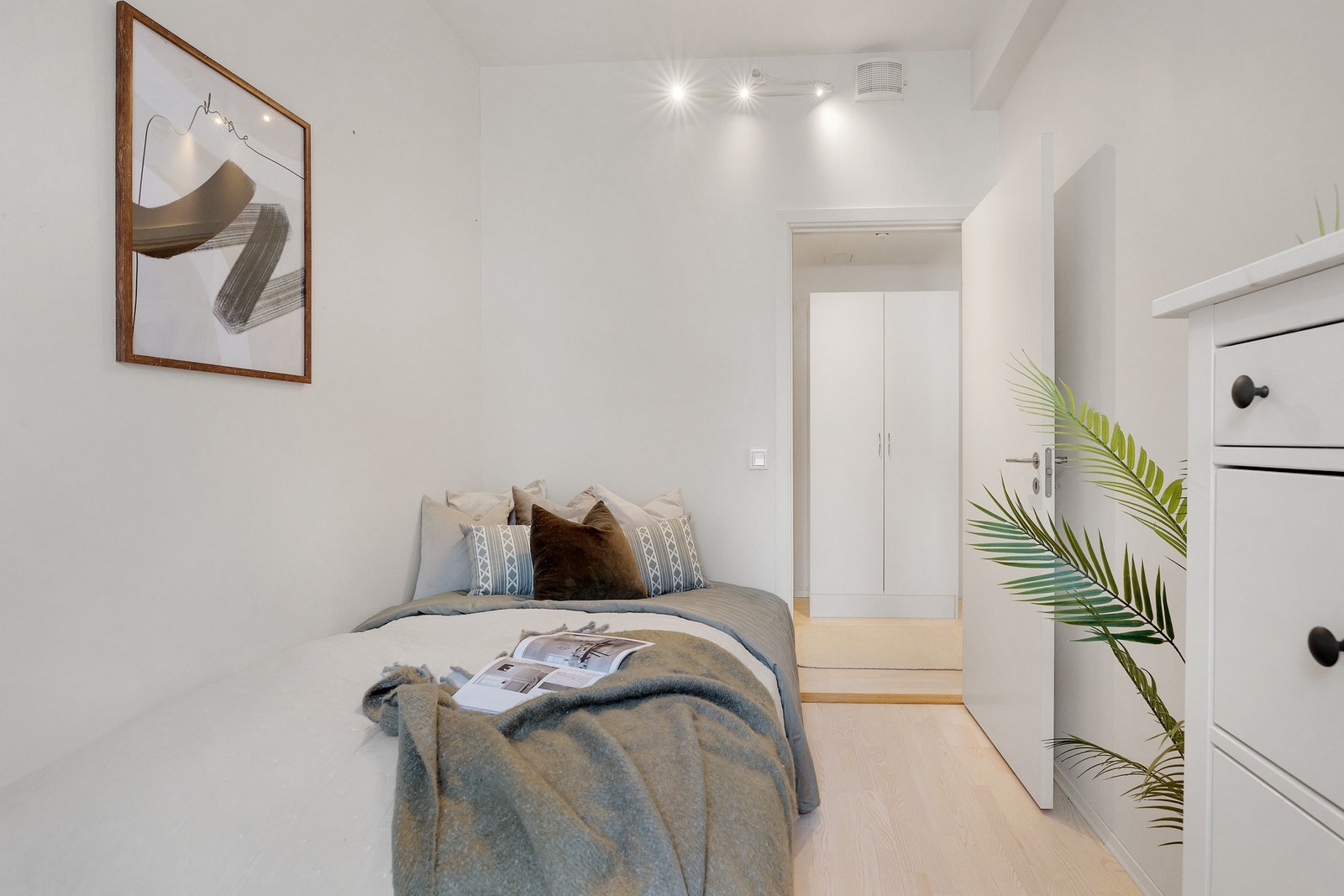 God plass til seng og ønsket møblement Galleribilde