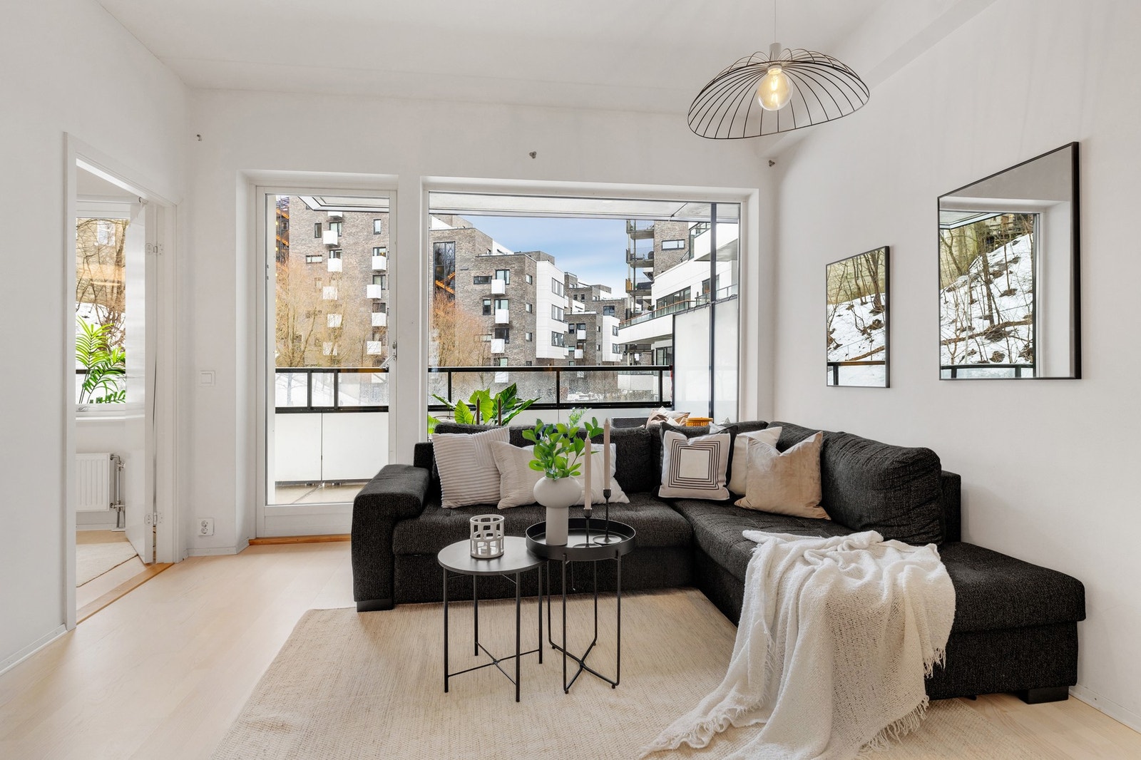 Store vinduer som slipper inn rikelig med naturlig lys Galleribilde