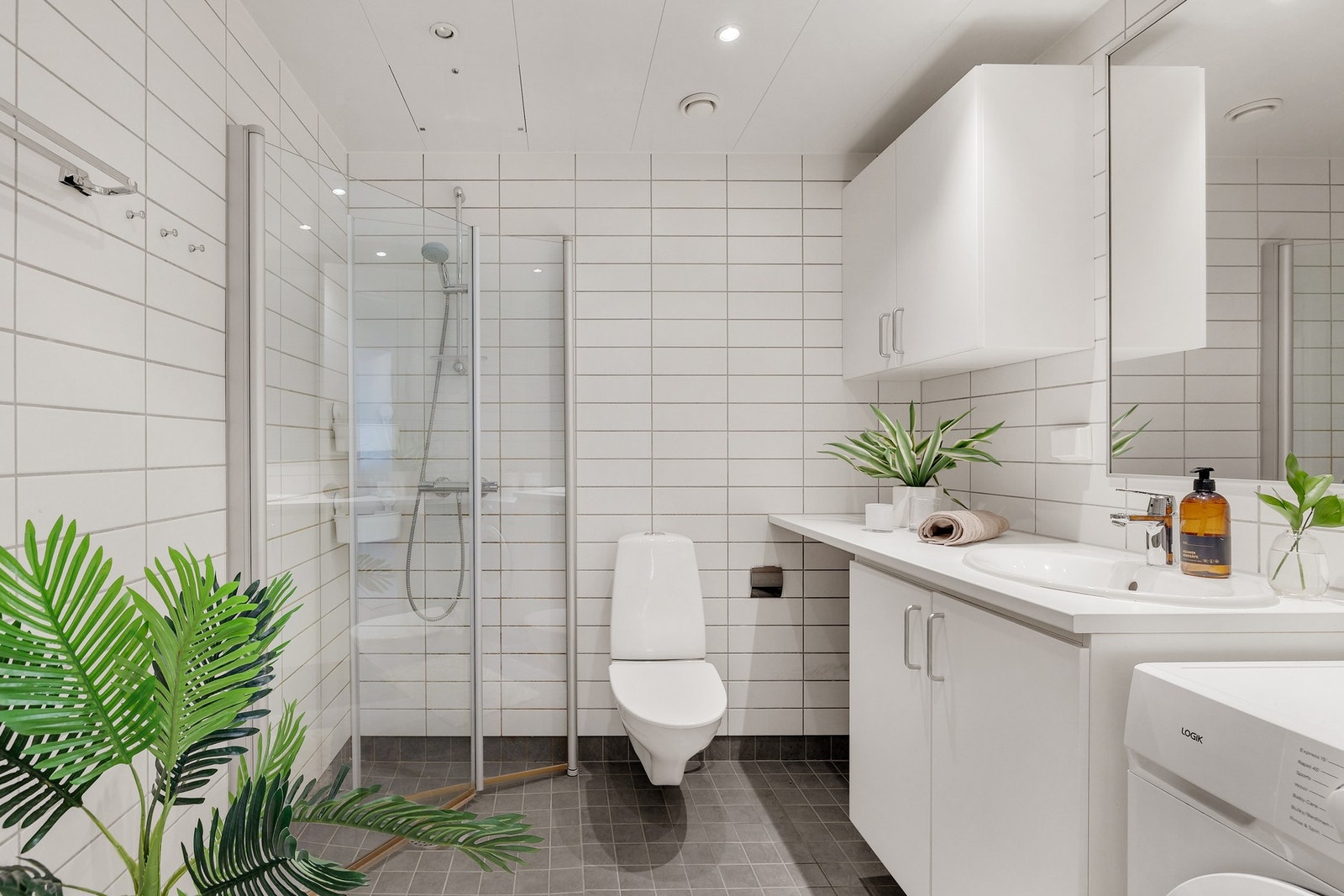 Delikat og pent flislagt bad som er av god størrelse Galleribilde